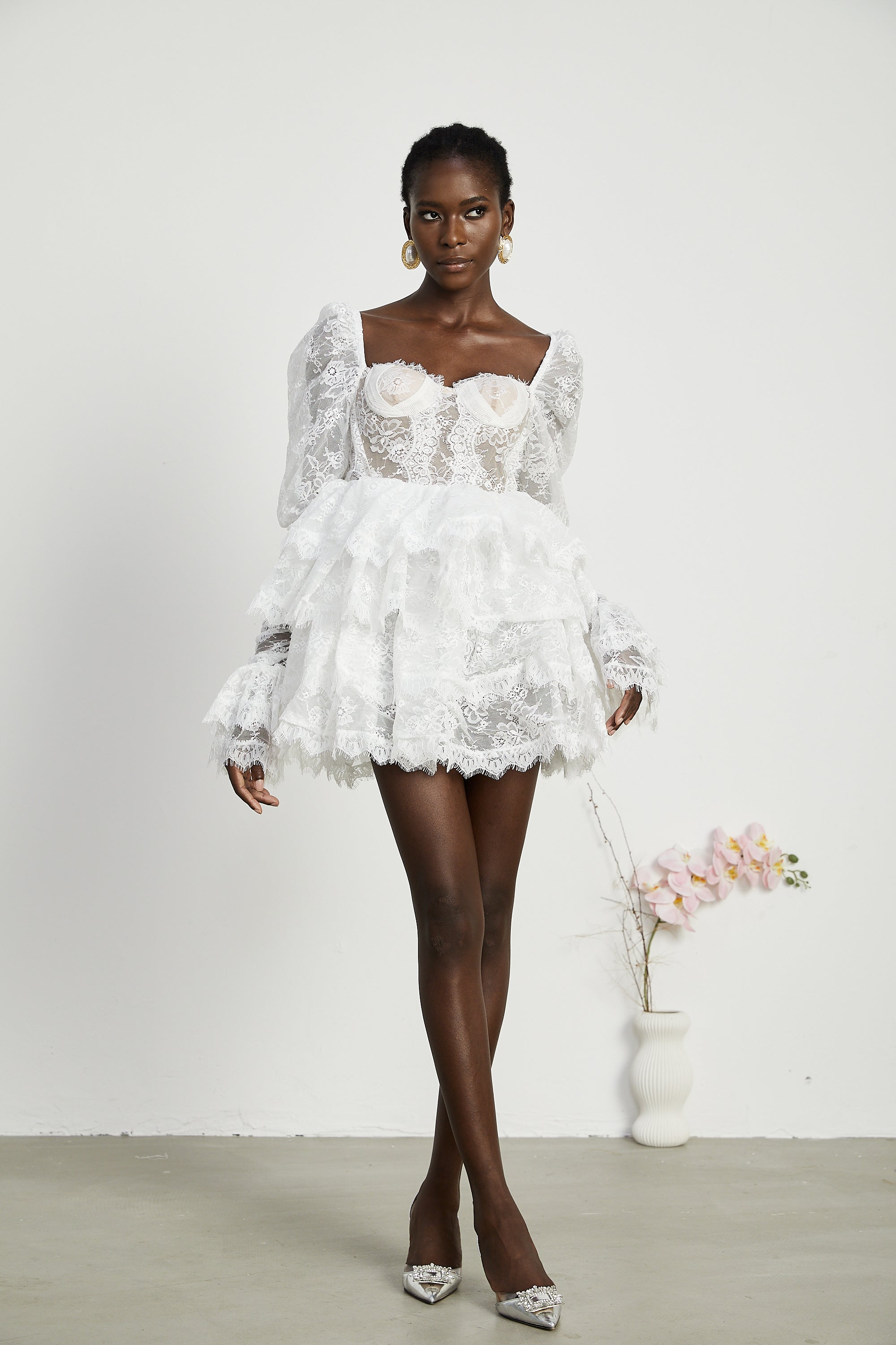 فستان نادين قصير مع حافة دانتيل شبه شفافة