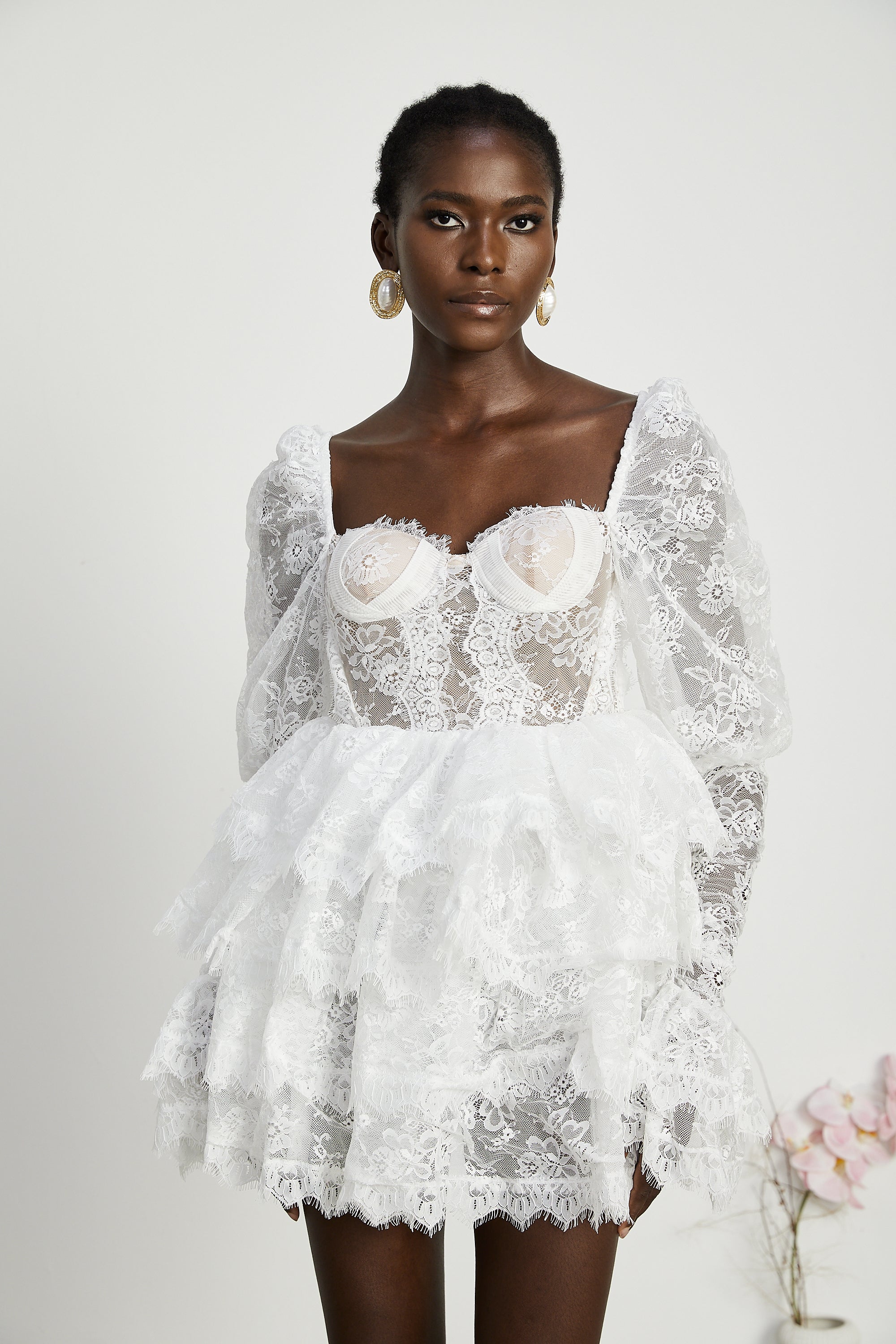 فستان نادين قصير مع حافة دانتيل شبه شفافة