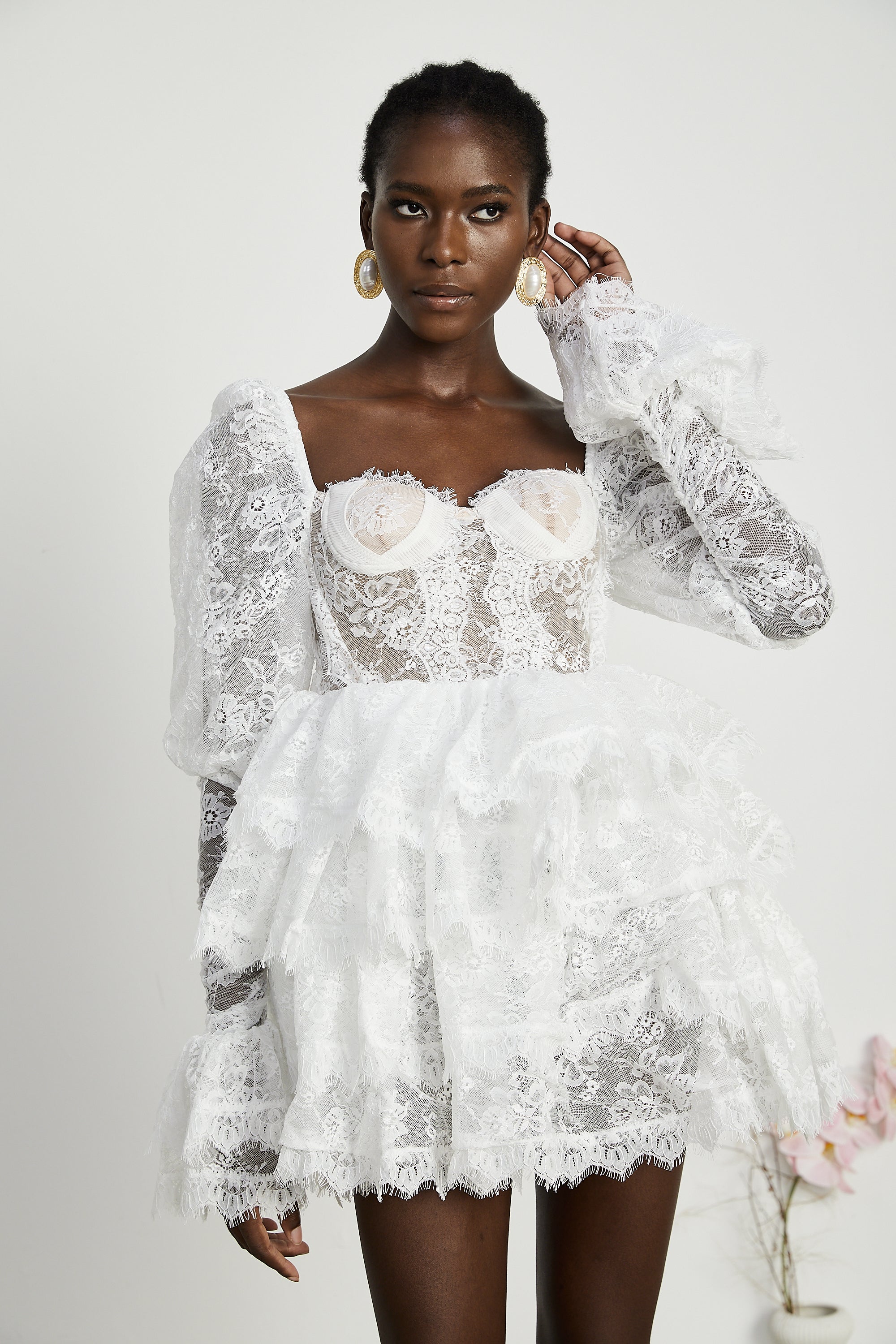 فستان نادين قصير مع حافة دانتيل شبه شفافة