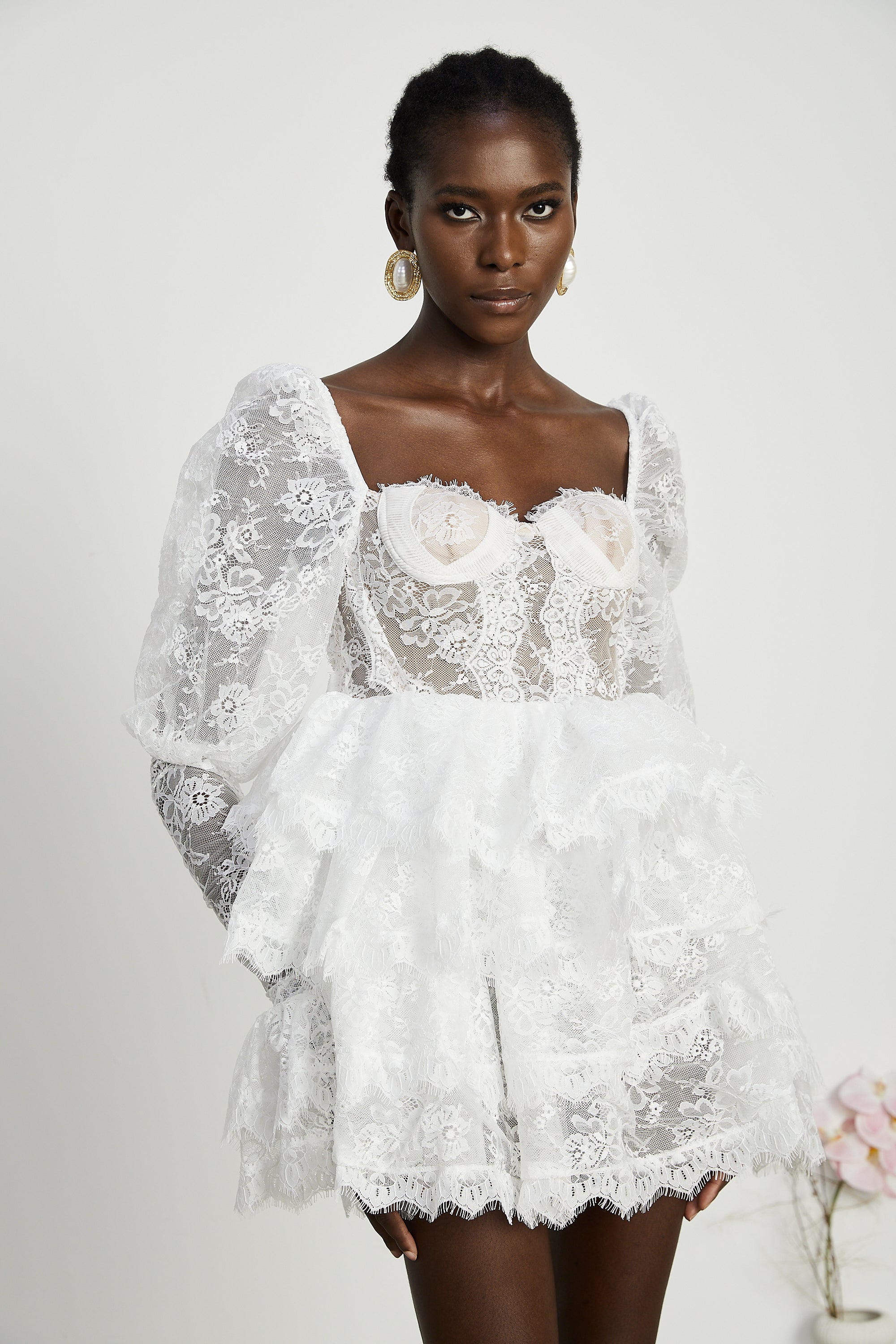 فستان نادين قصير مع حافة دانتيل شبه شفافة