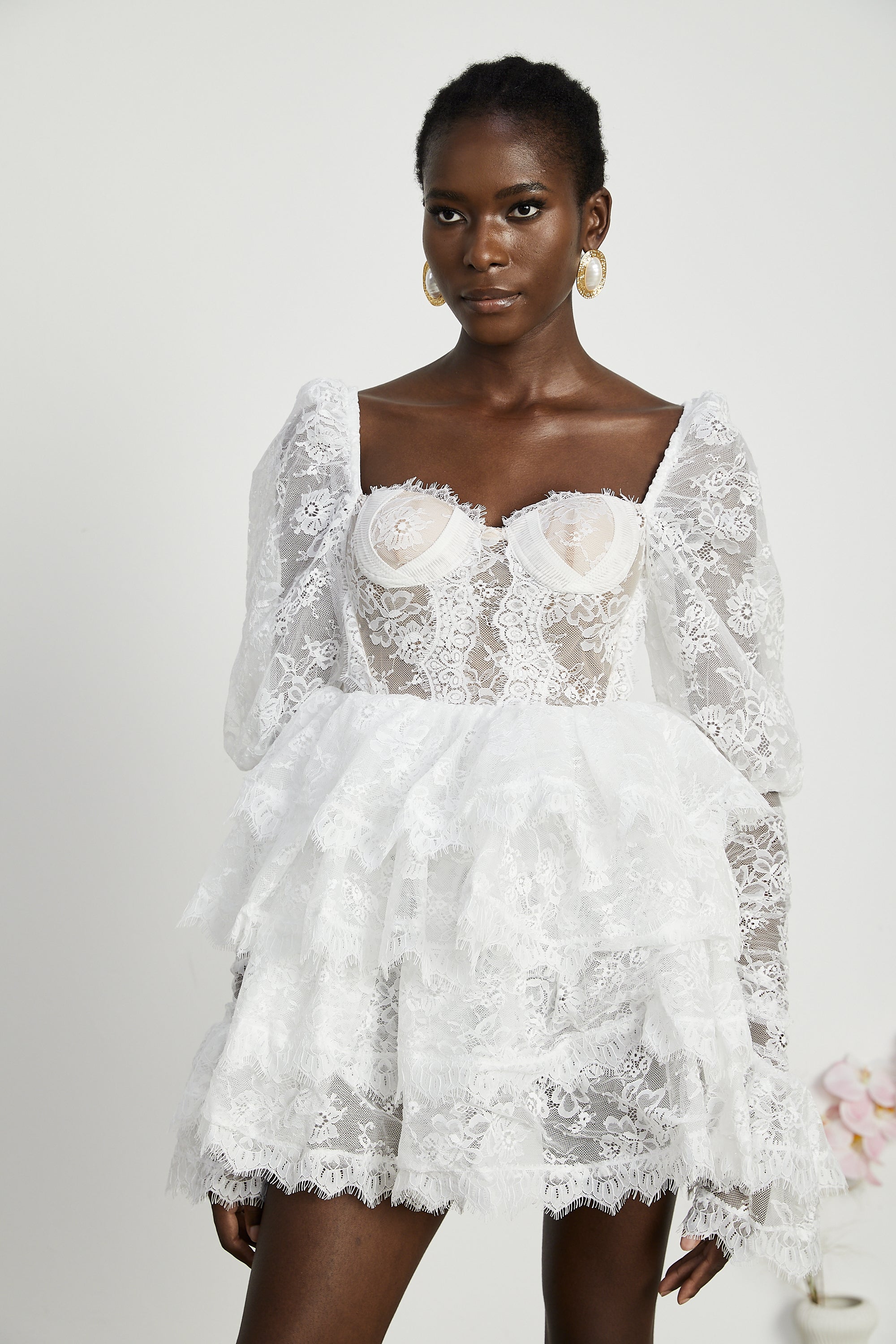 فستان نادين قصير مع حافة دانتيل شبه شفافة