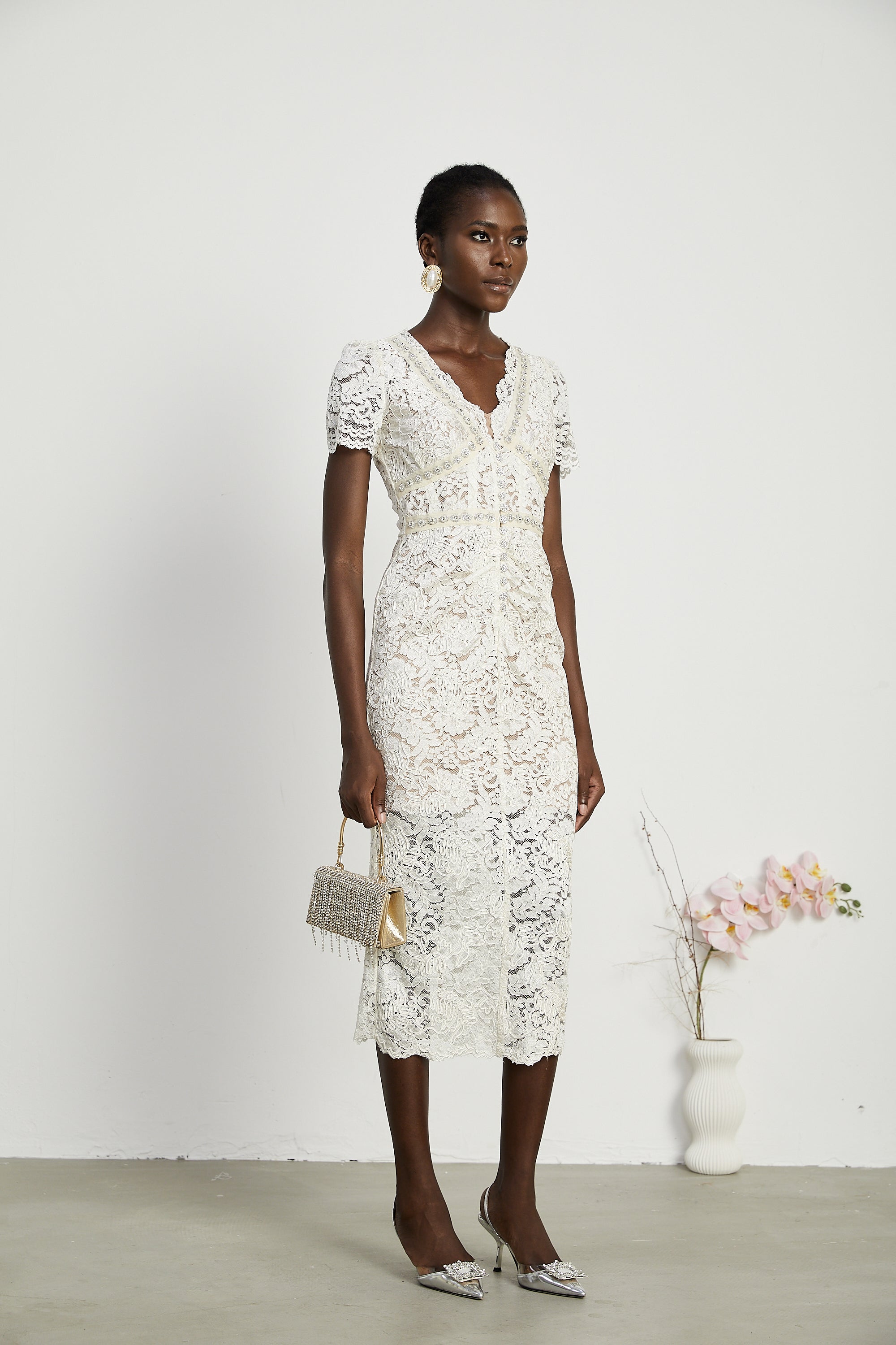 فستان ميدي من الدانتيل المزين من كالينا