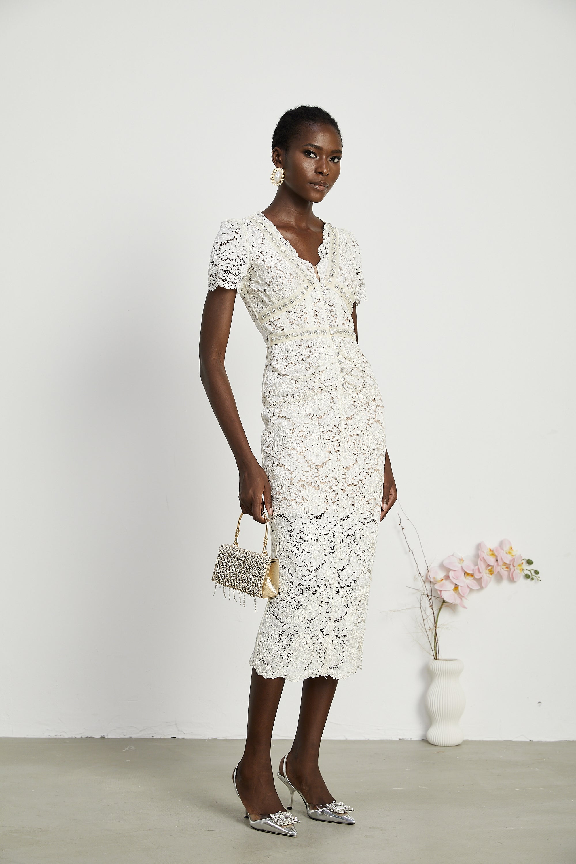 فستان ميدي من الدانتيل المزين من كالينا
