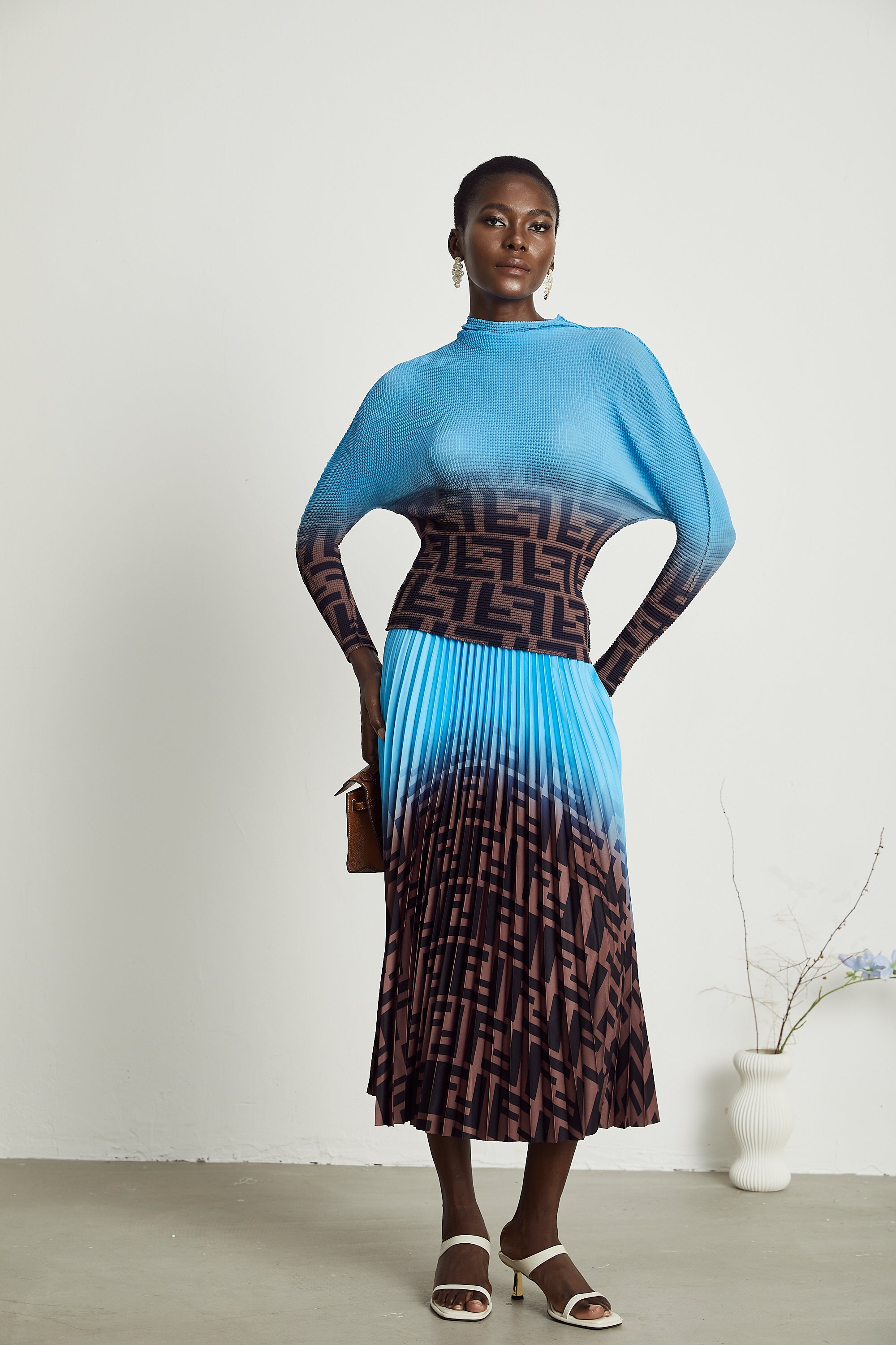 طقم Désirée المكون من بلوزة وتنورة متطابقتين بألوان متعددة