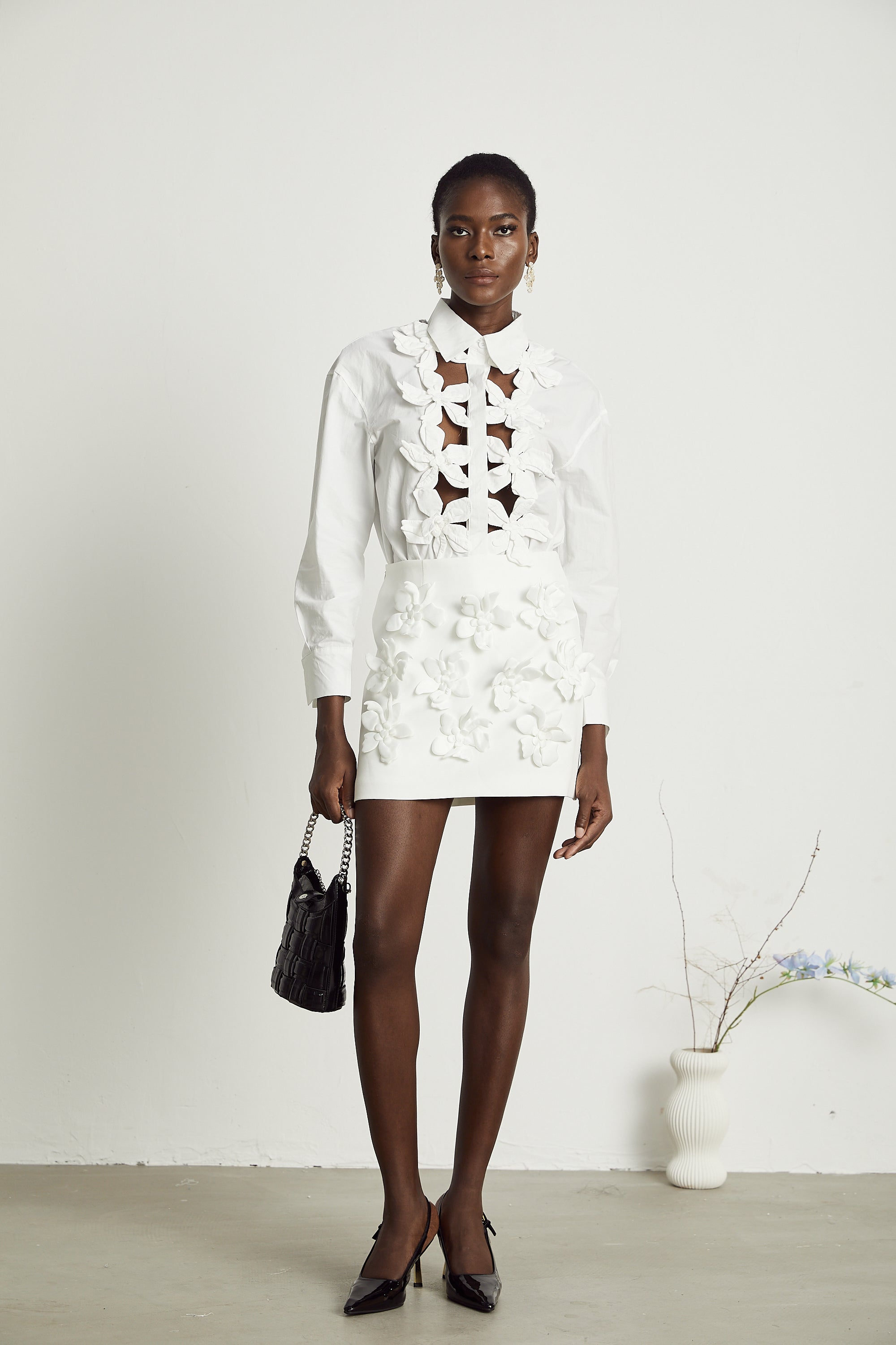 قميص روزالي الأبيض المقصوص بالزهور