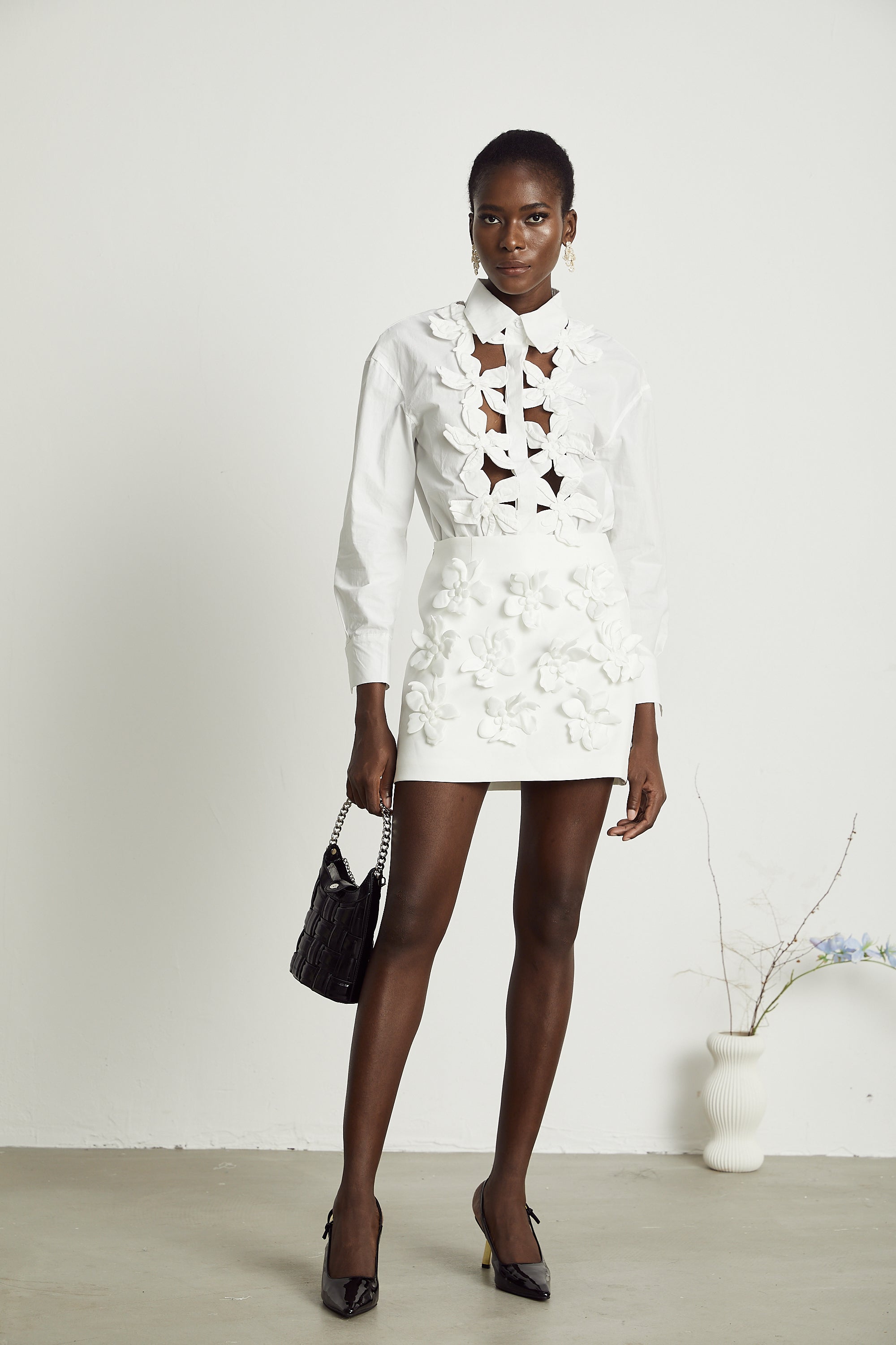 قميص روزالي الأبيض المقصوص بالزهور