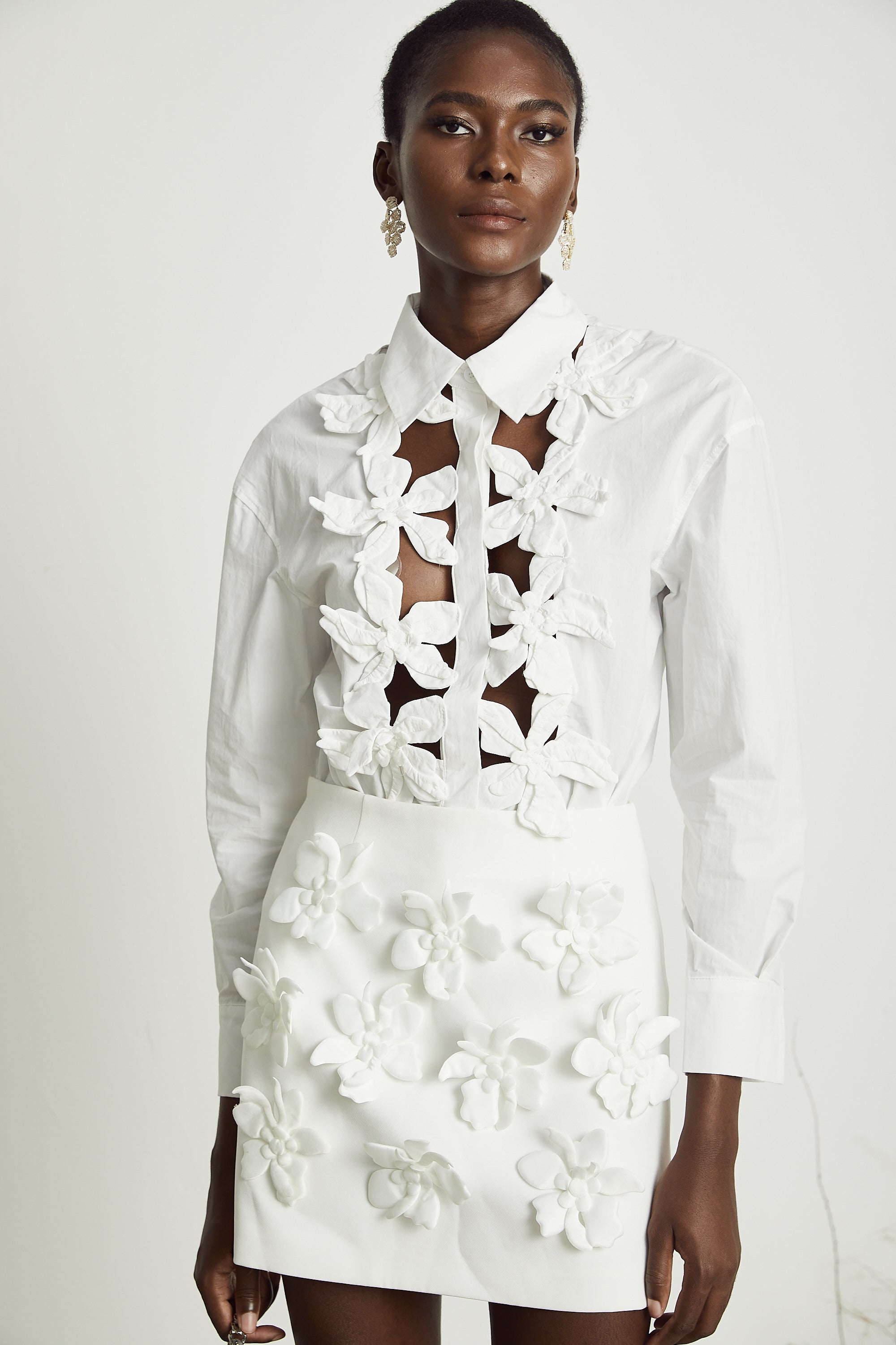 قميص روزالي الأبيض المقصوص بالزهور