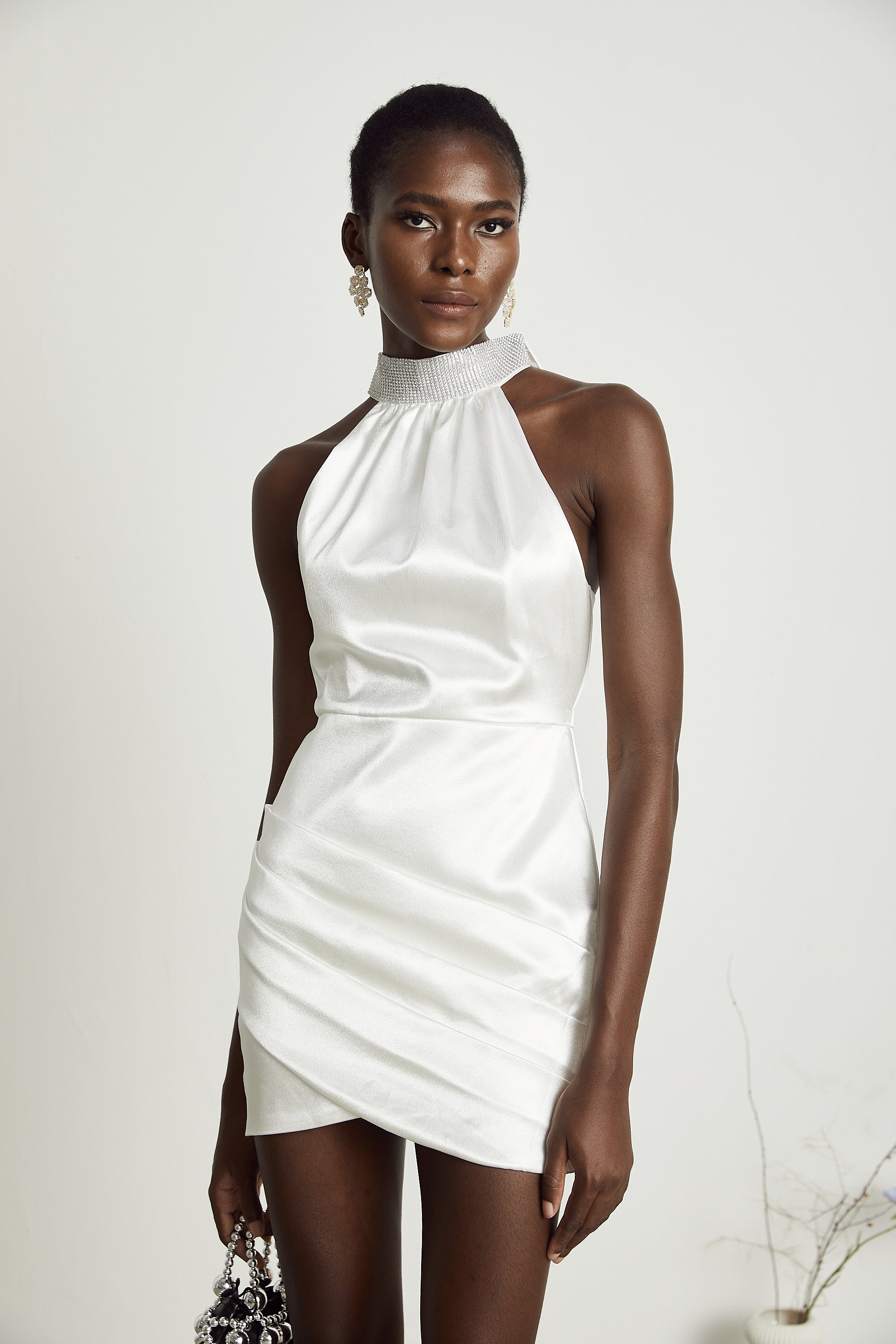 فستان قصير غير متماثل مزين بتفاصيل تاهيتي (بيع نهائي - الولايات المتحدة فقط)