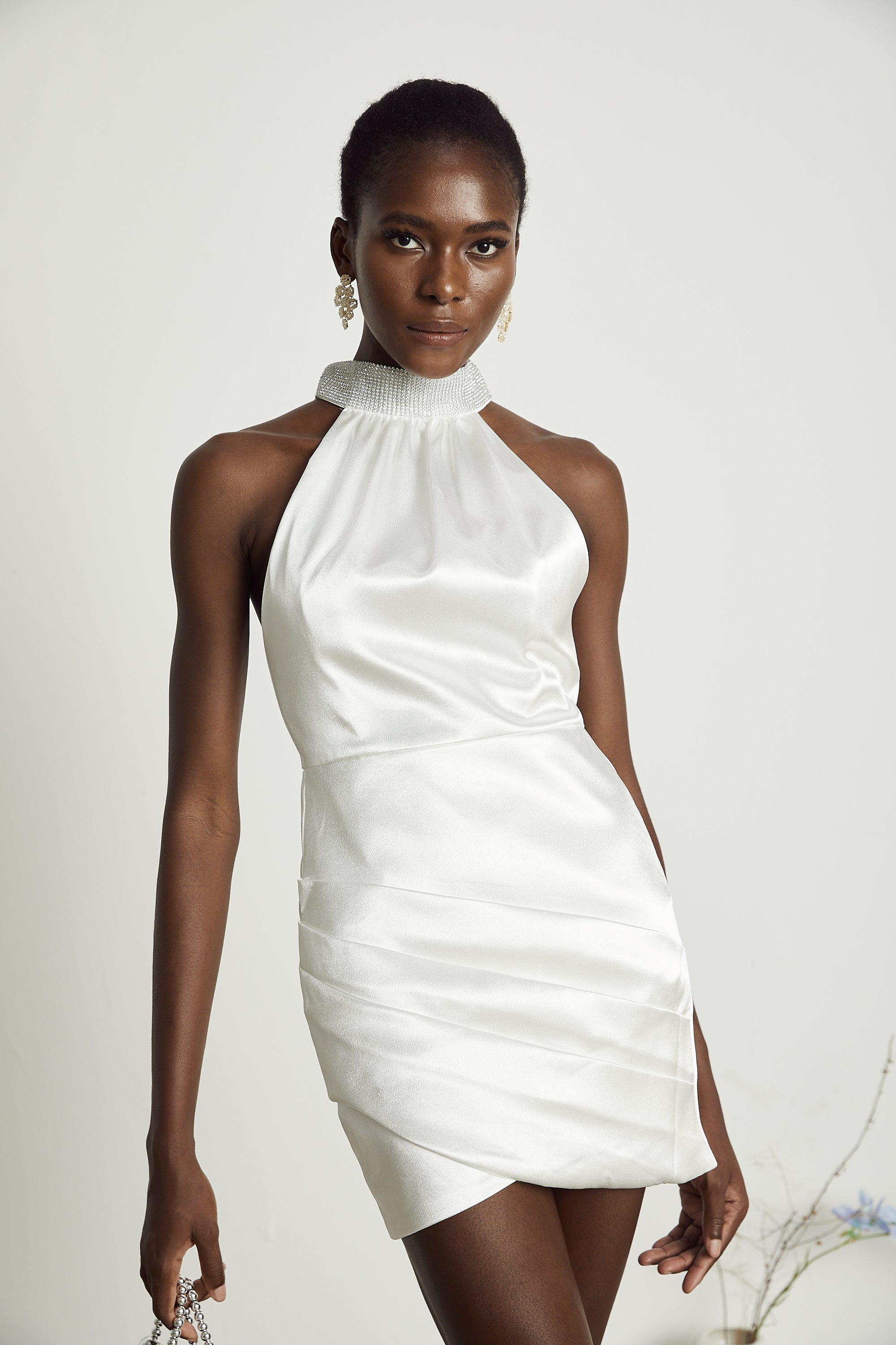 فستان قصير غير متماثل مزين بتفاصيل تاهيتي (بيع نهائي - الولايات المتحدة فقط)