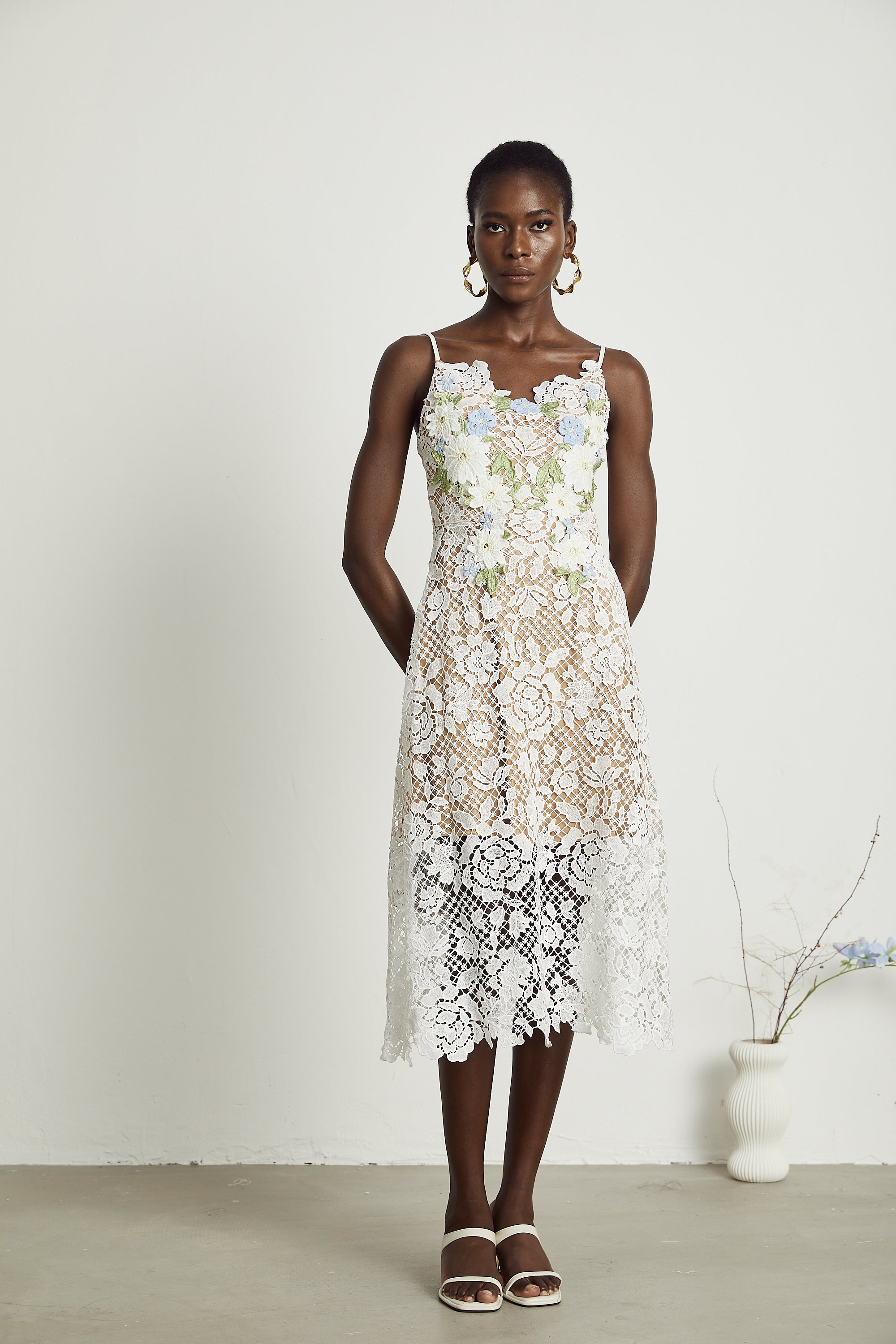 فستان هيرمين متوسط الطول شفاف ومزين بنقشة زهور صناعية