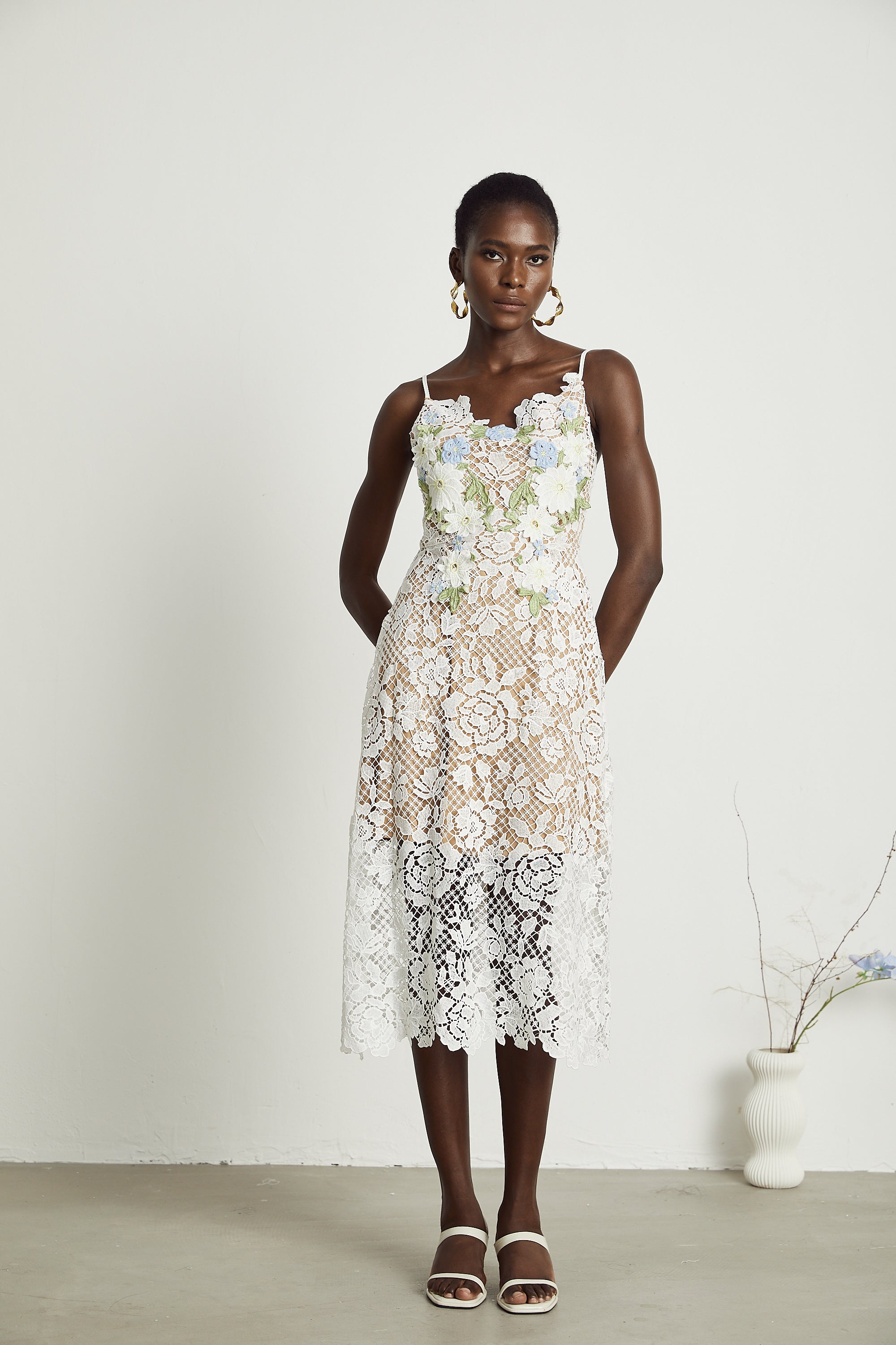 فستان هيرمين متوسط الطول شفاف ومزين بنقشة زهور صناعية