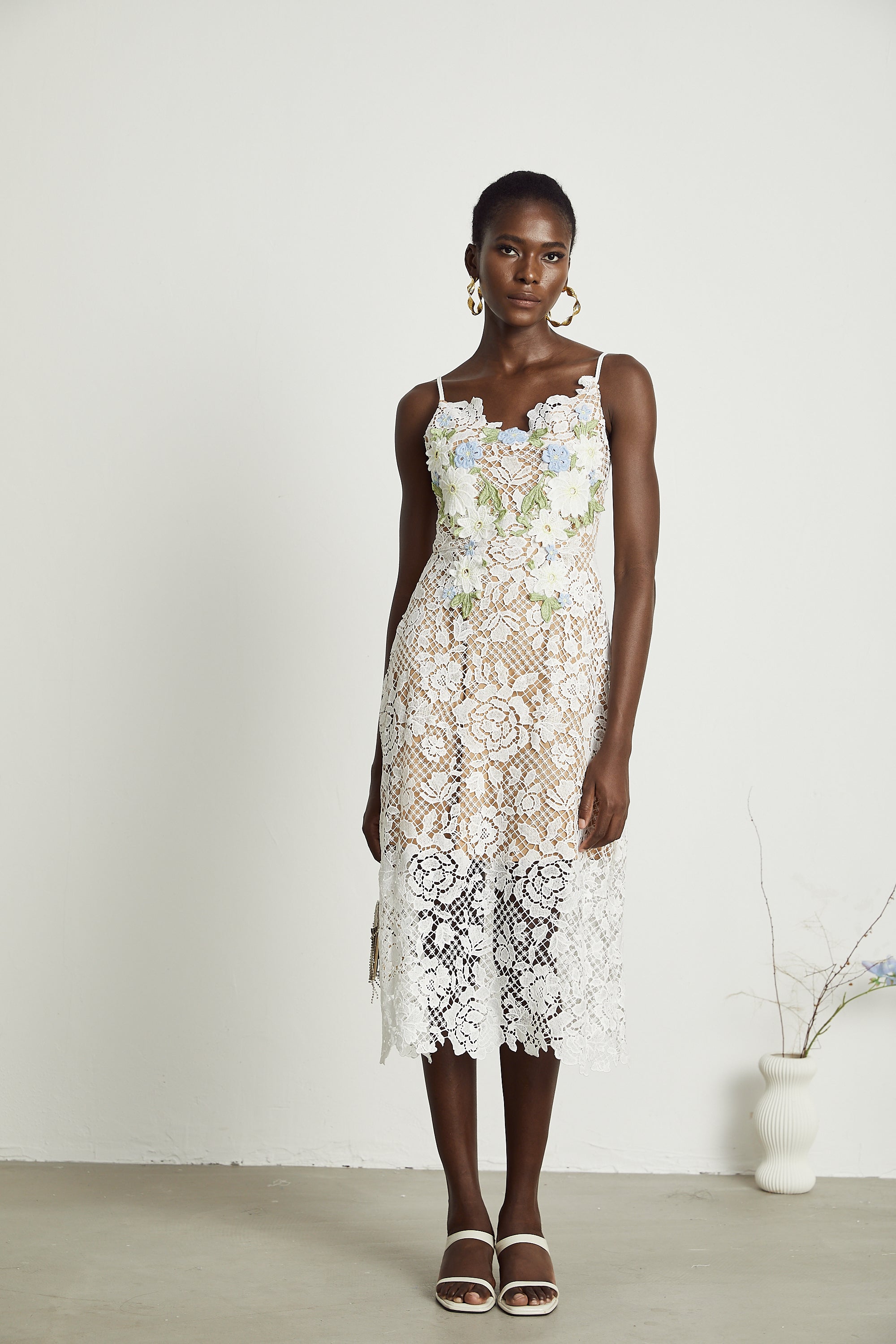 فستان هيرمين متوسط الطول شفاف ومزين بنقشة زهور صناعية