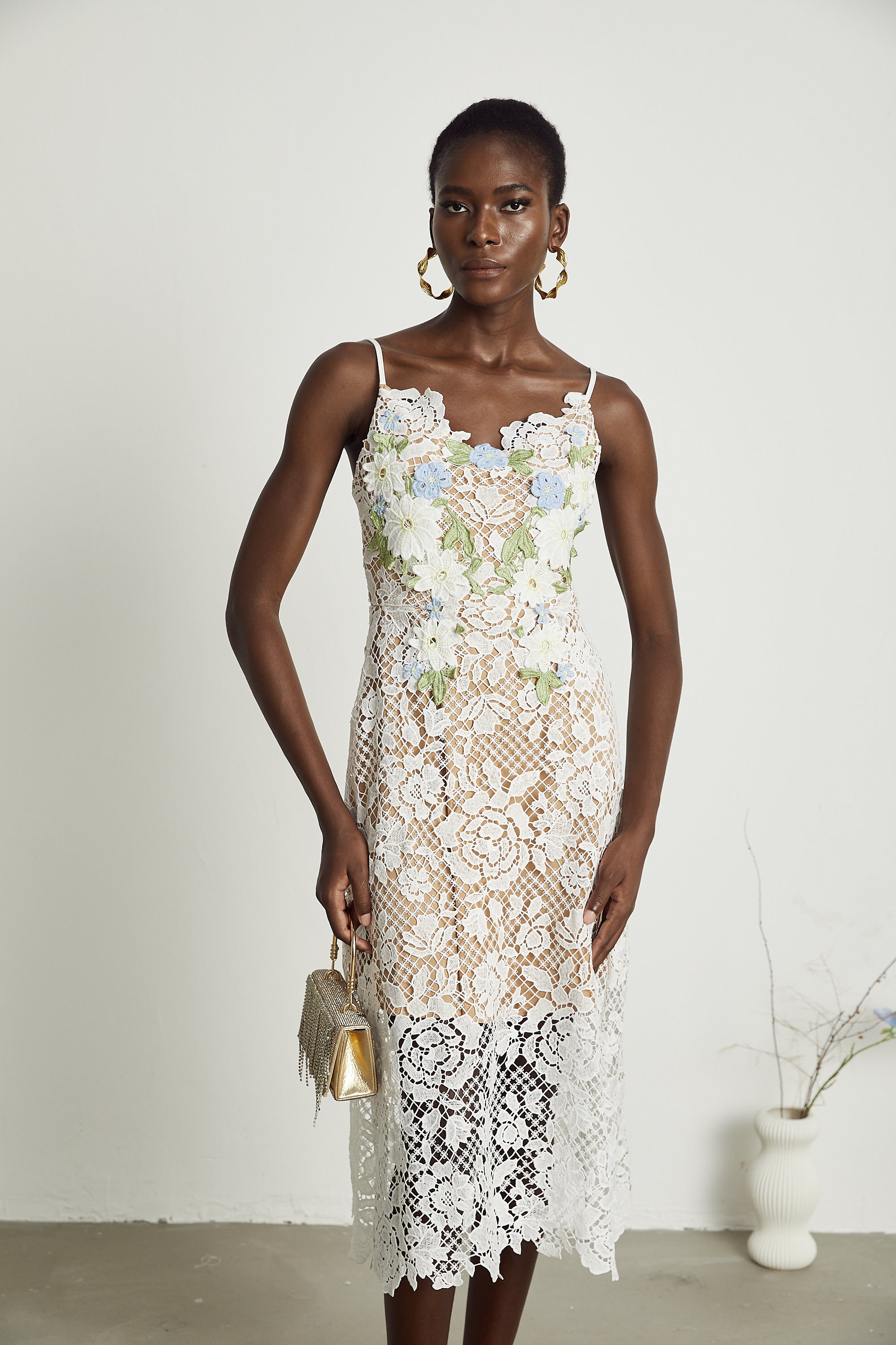 فستان هيرمين متوسط الطول شفاف ومزين بنقشة زهور صناعية