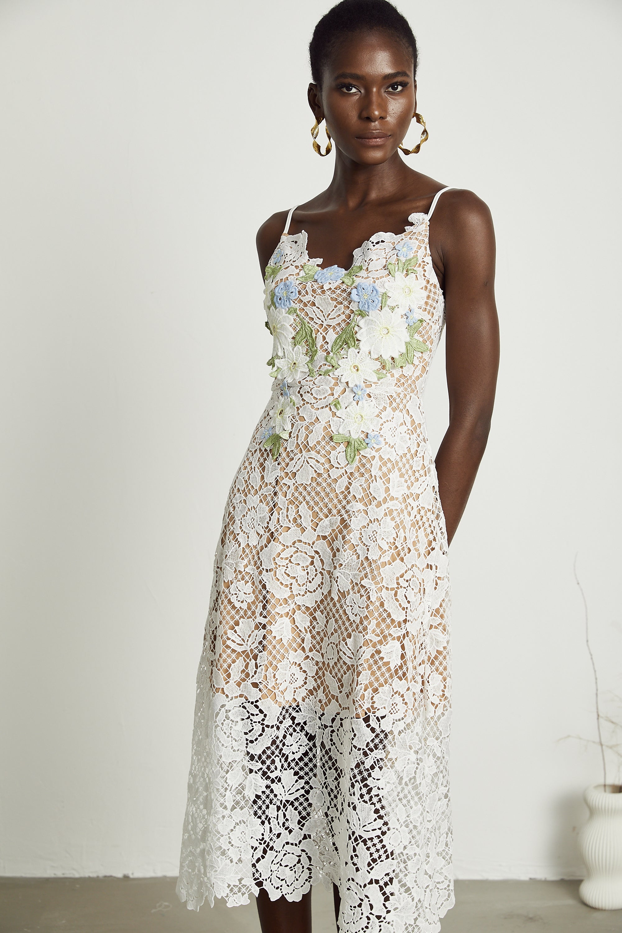 فستان هيرمين متوسط الطول شفاف ومزين بنقشة زهور صناعية