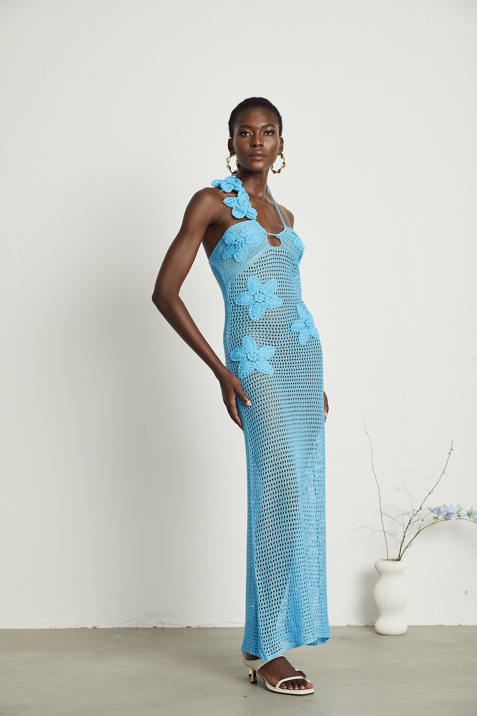 فستان ماكسي من تصميم ديان مزين بزهور صناعية