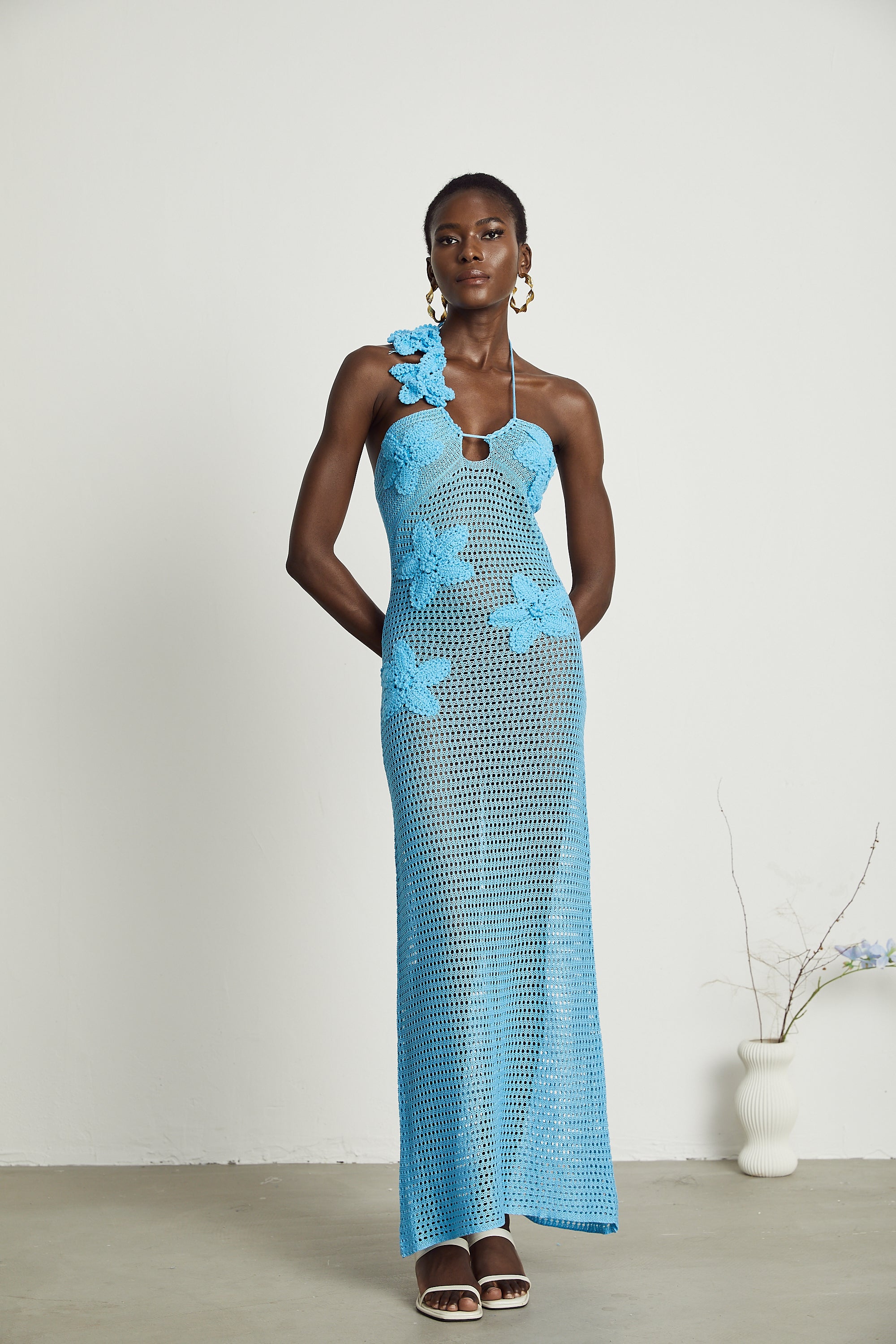 فستان ماكسي من تصميم ديان مزين بزهور صناعية