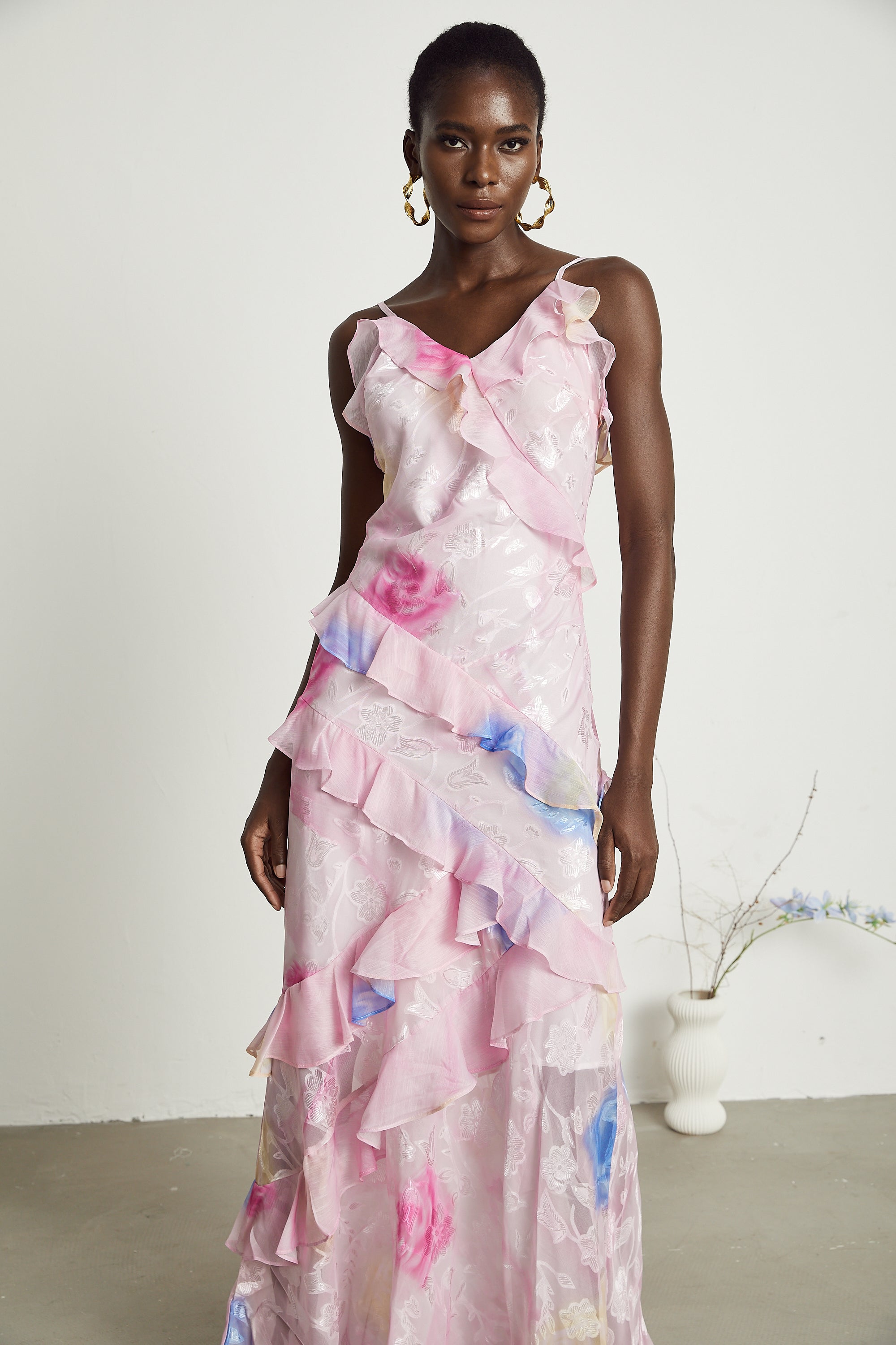 فستان لورينزا ماكسي مزين بالزهور والكشكشة