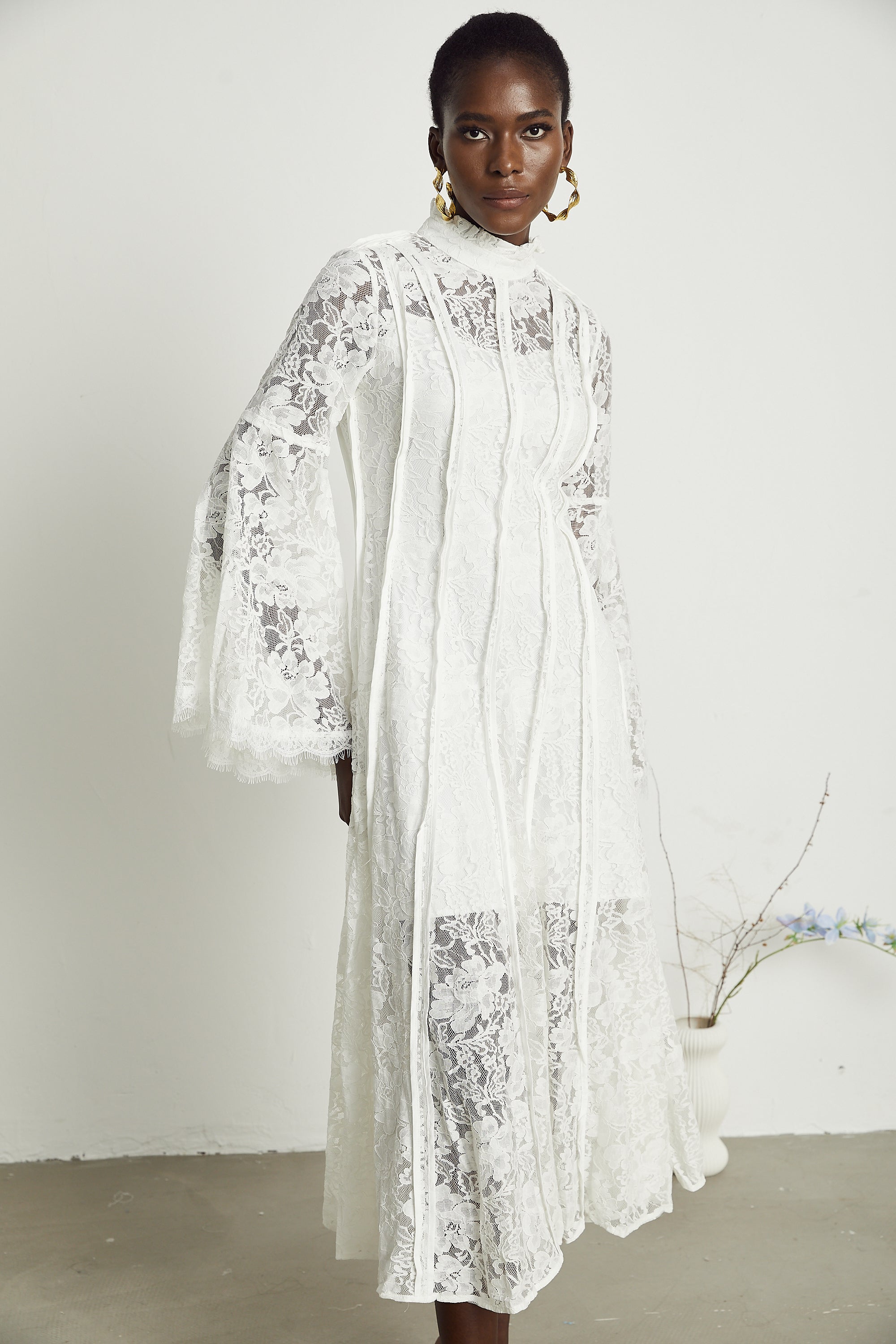 Elodiea – Midi-Kleid mit weißen Blumenmustern, Spitze und ausgestellten Ärmeln