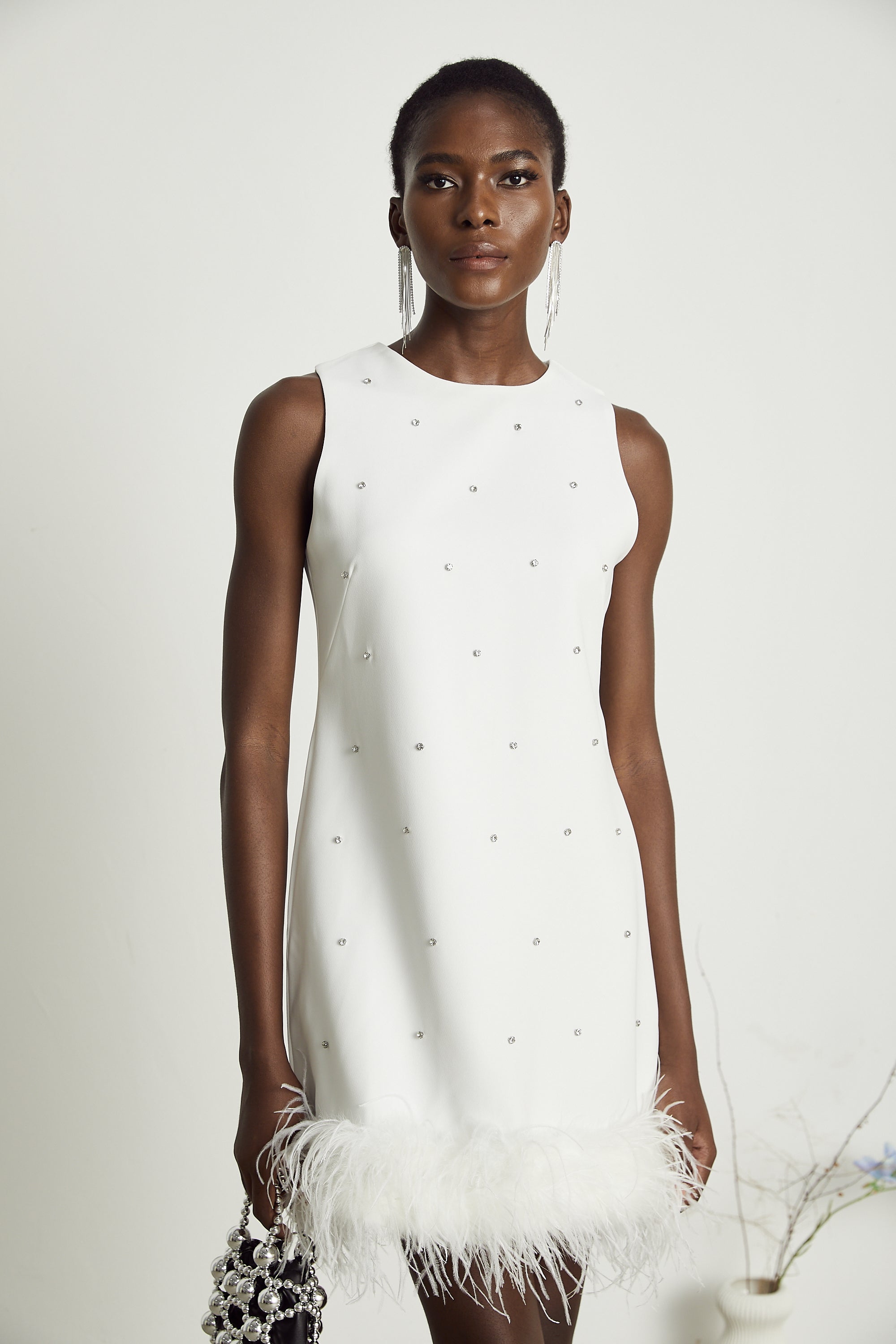 فستان قصير من Faena مزين بحافة من الريش