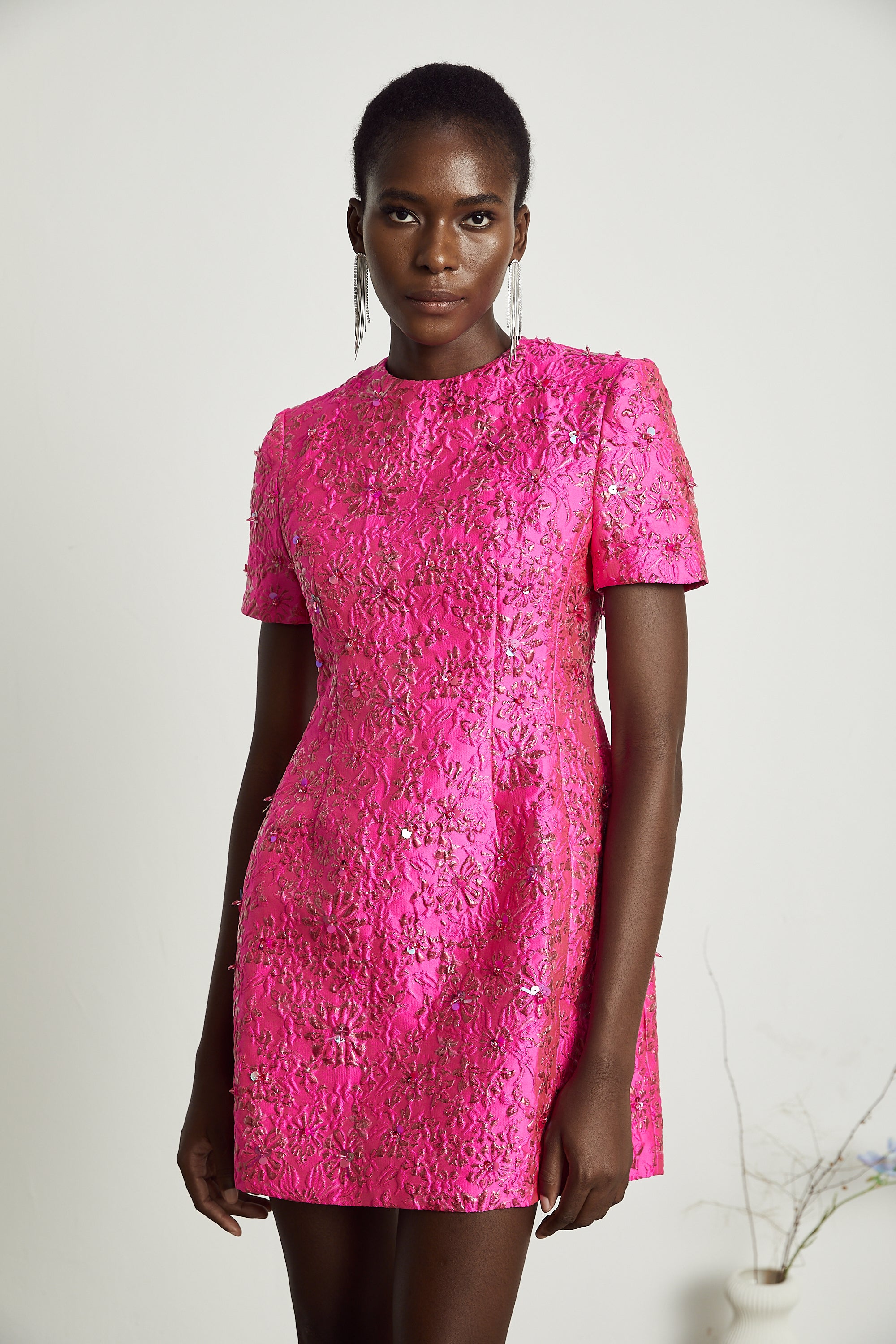 فستان قصير مزين بتطريزات الأزهار من سيليستيا