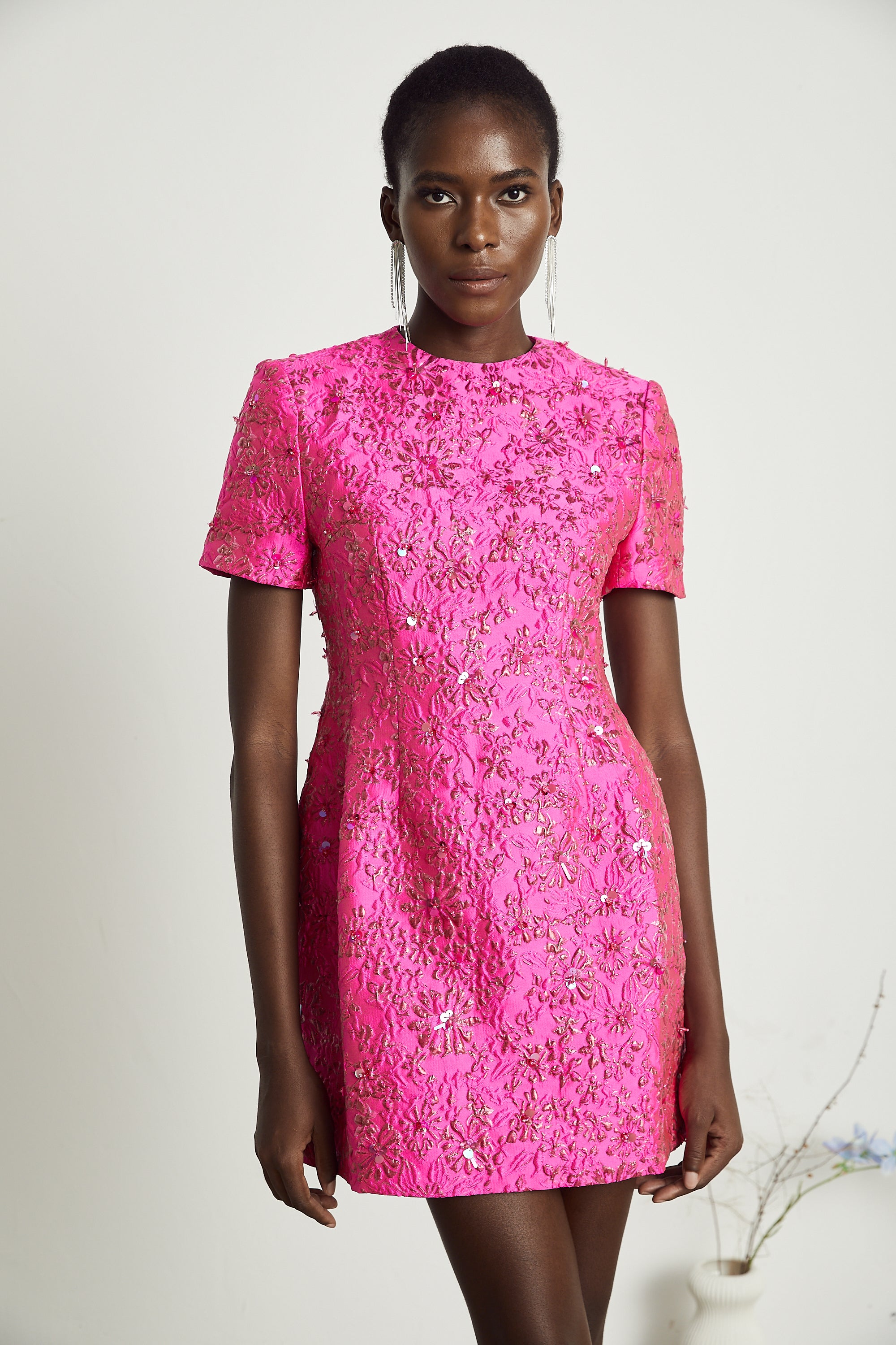 فستان قصير مزين بتطريزات الأزهار من سيليستيا