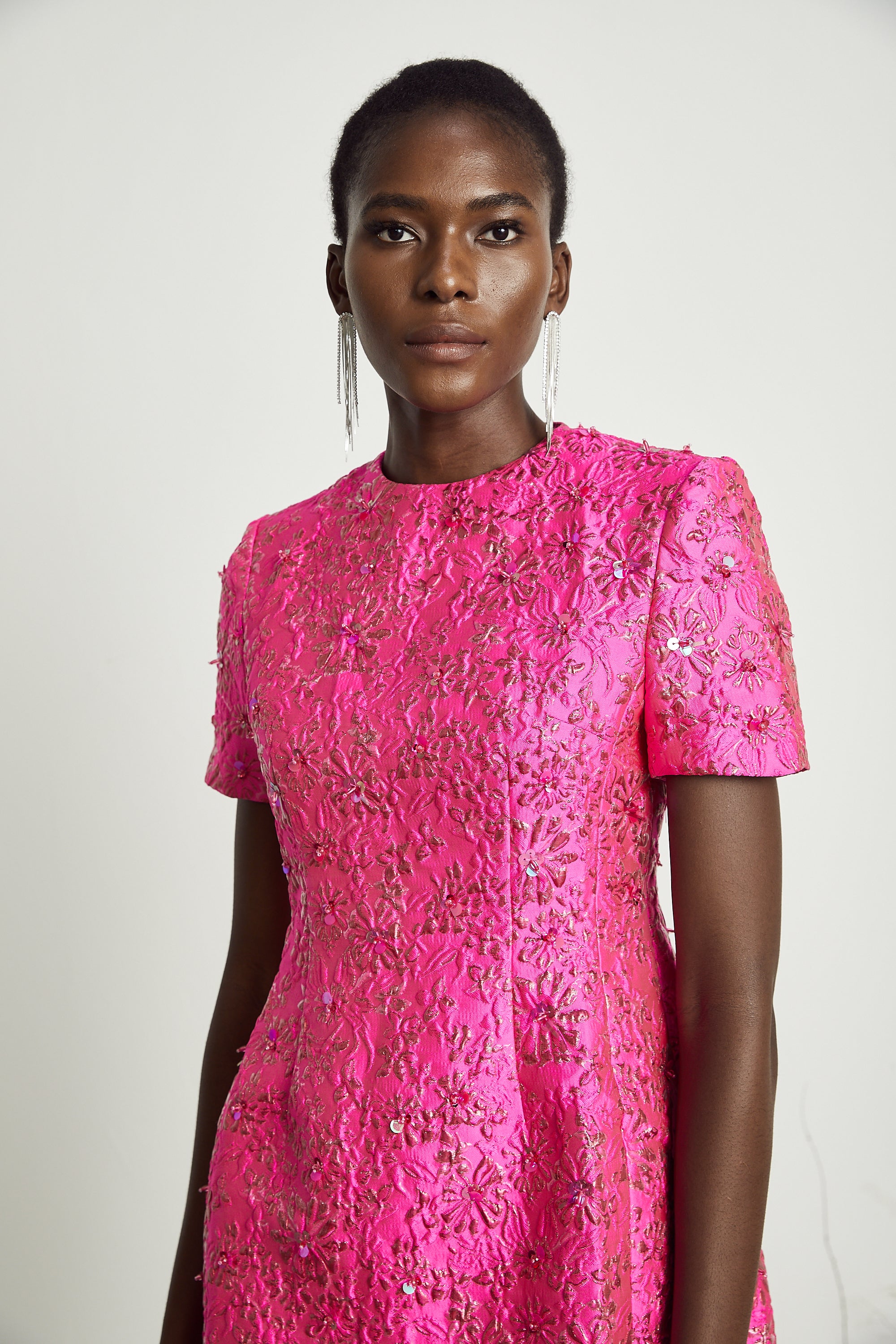 فستان قصير مزين بتطريزات الأزهار من سيليستيا