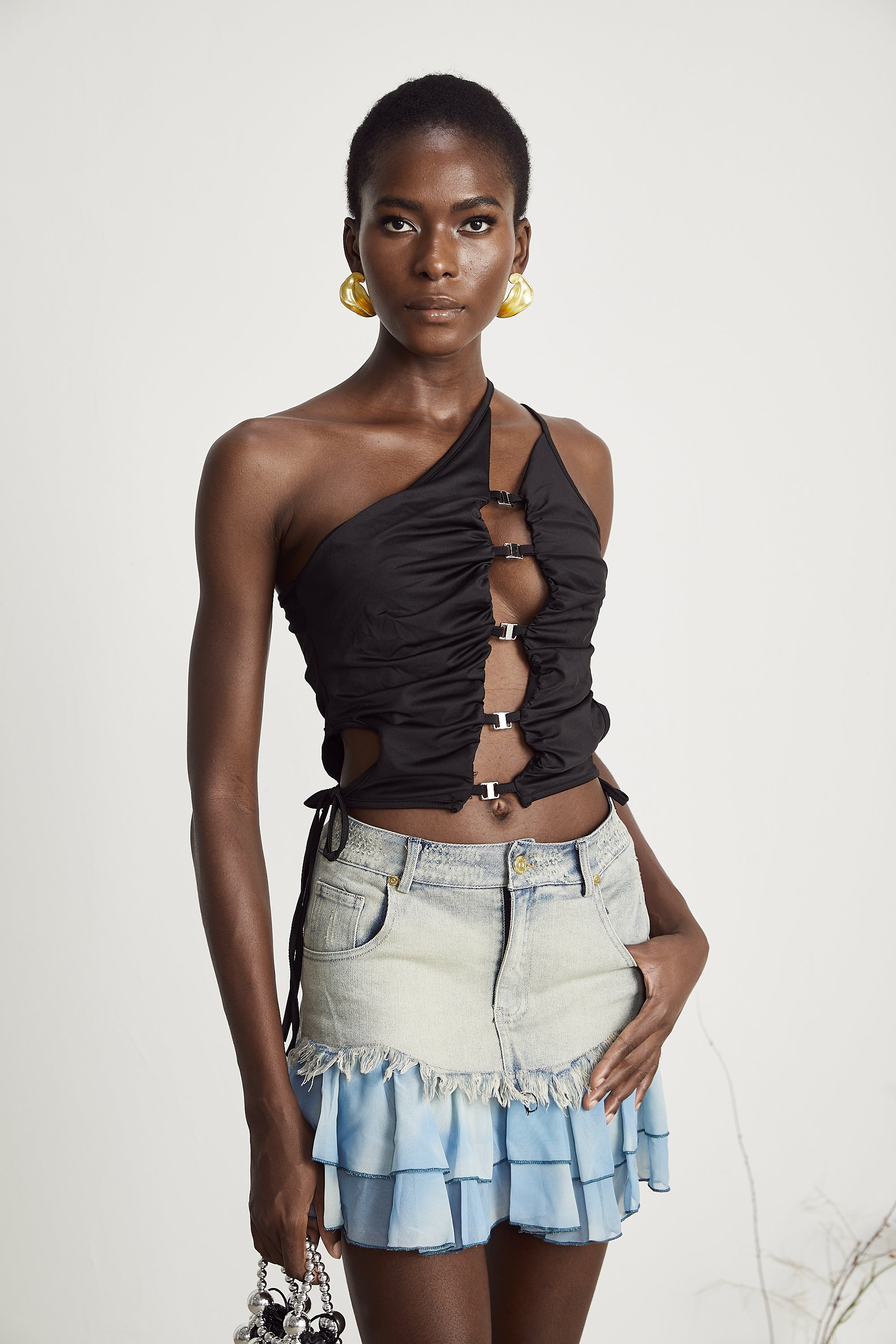 تنورة فلورا جينز مطوية مع حواف هامشية