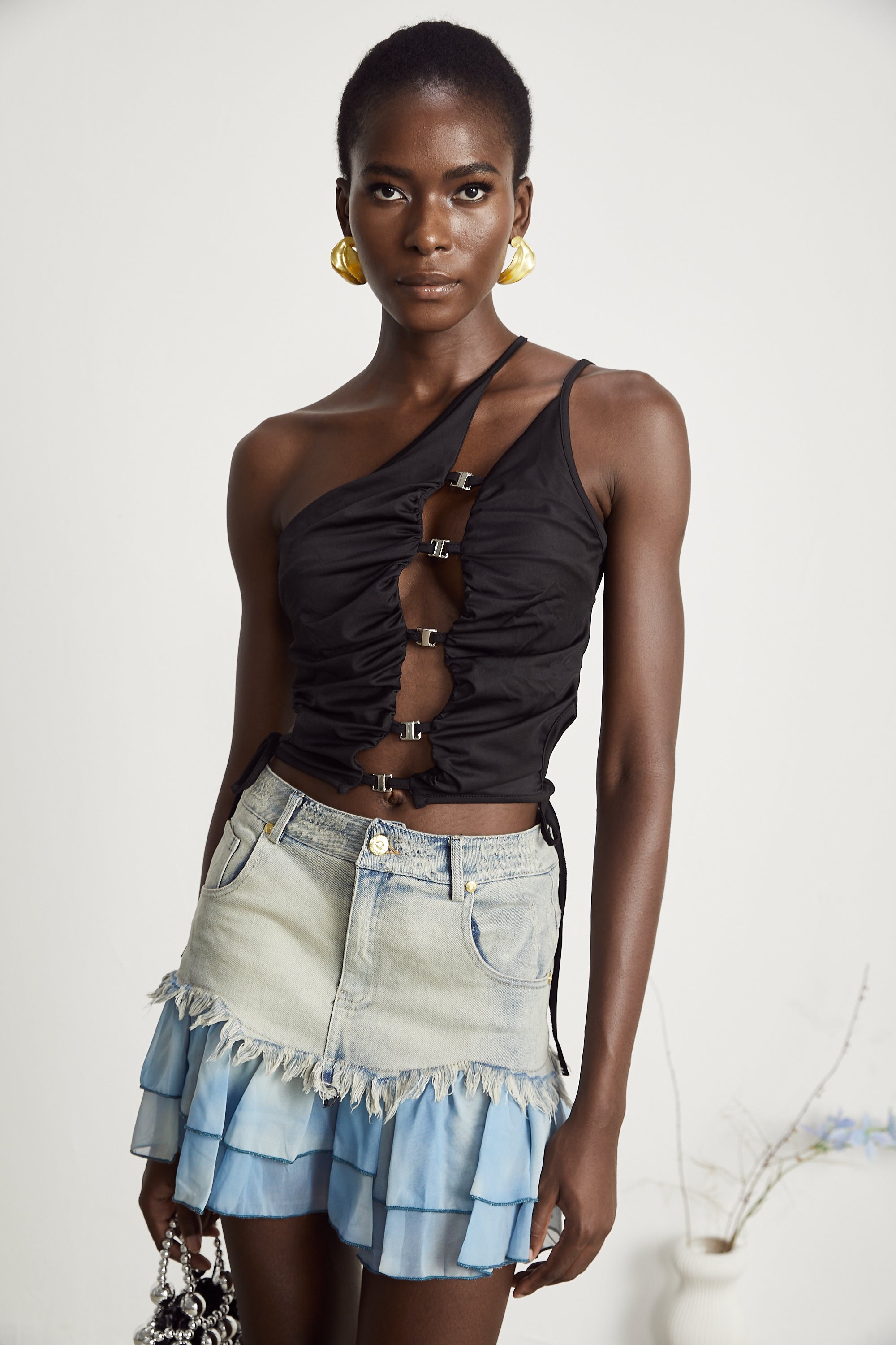 تنورة فلورا جينز مطوية مع حواف هامشية