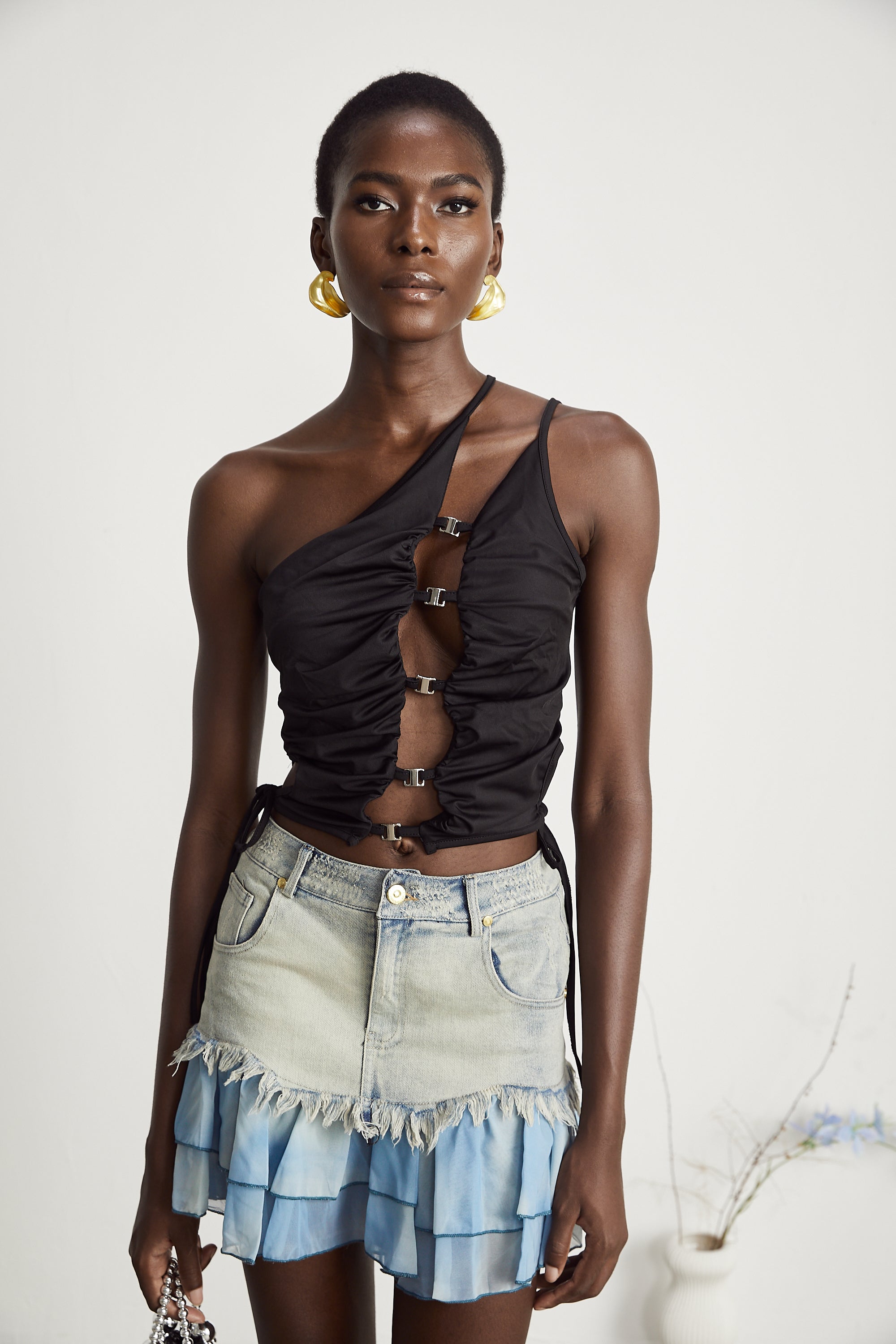 تنورة فلورا جينز مطوية مع حواف هامشية