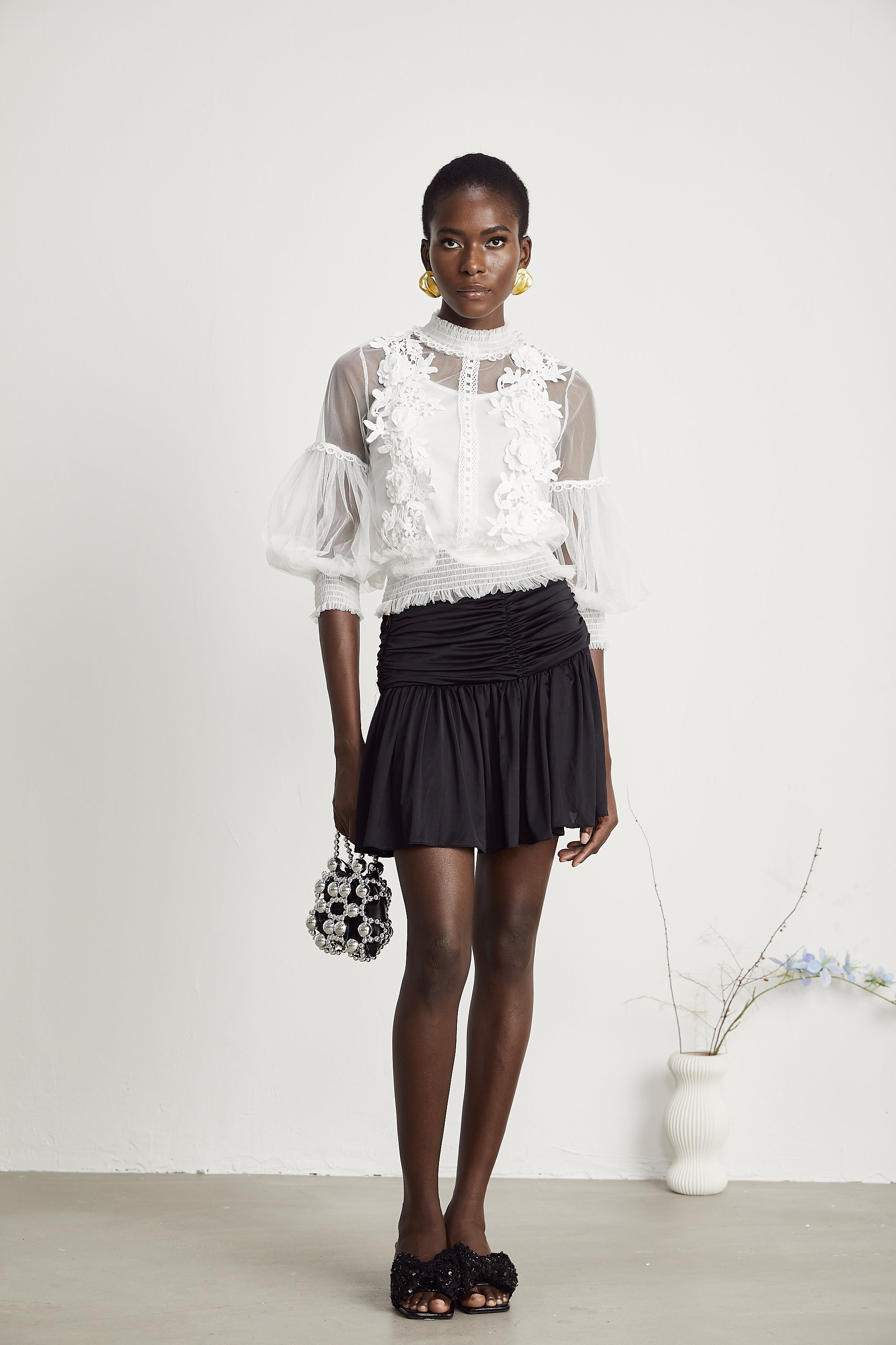 بلوزة آيزا شبه شفافة مزينة بالزهور