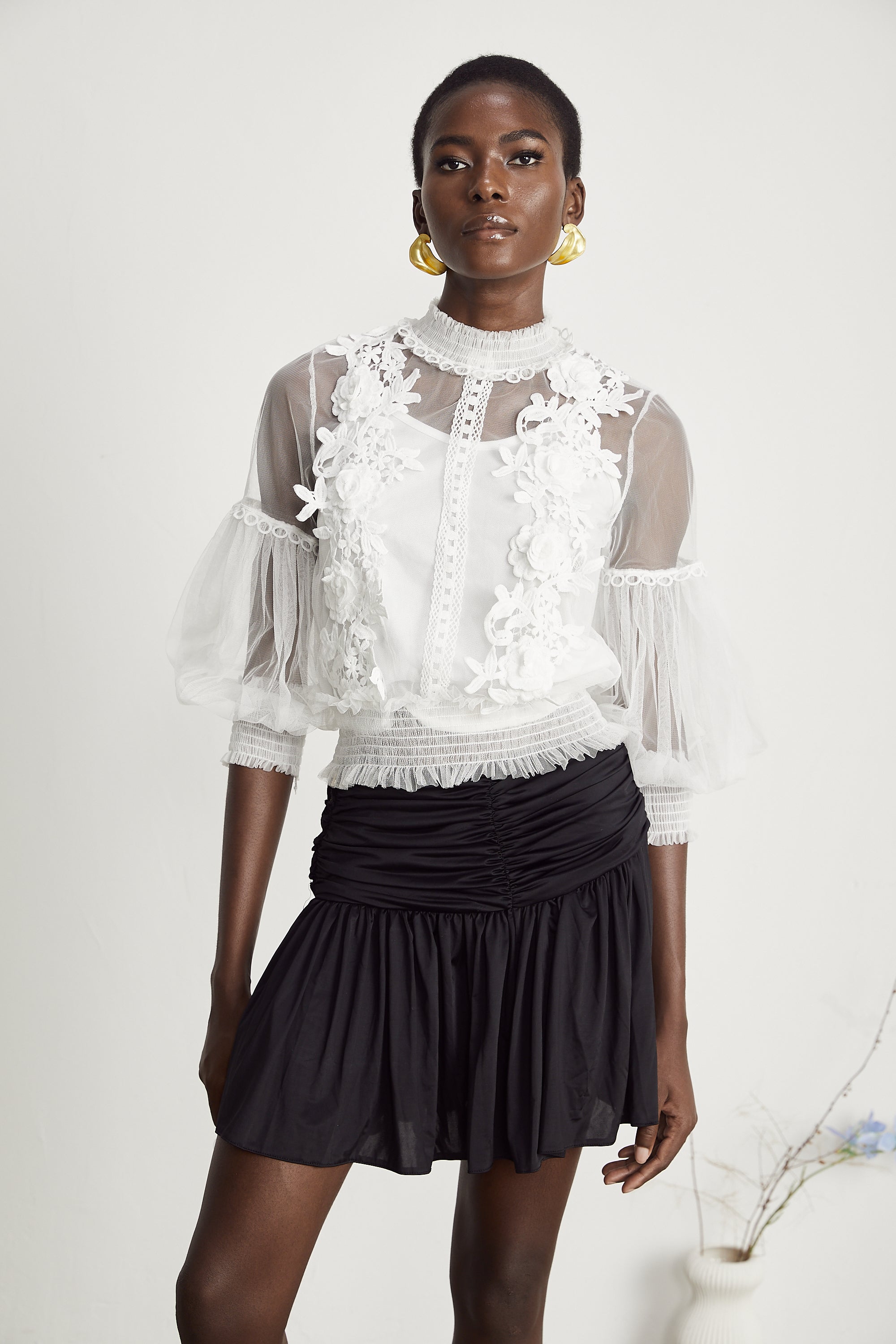 بلوزة آيزا شبه شفافة مزينة بالزهور