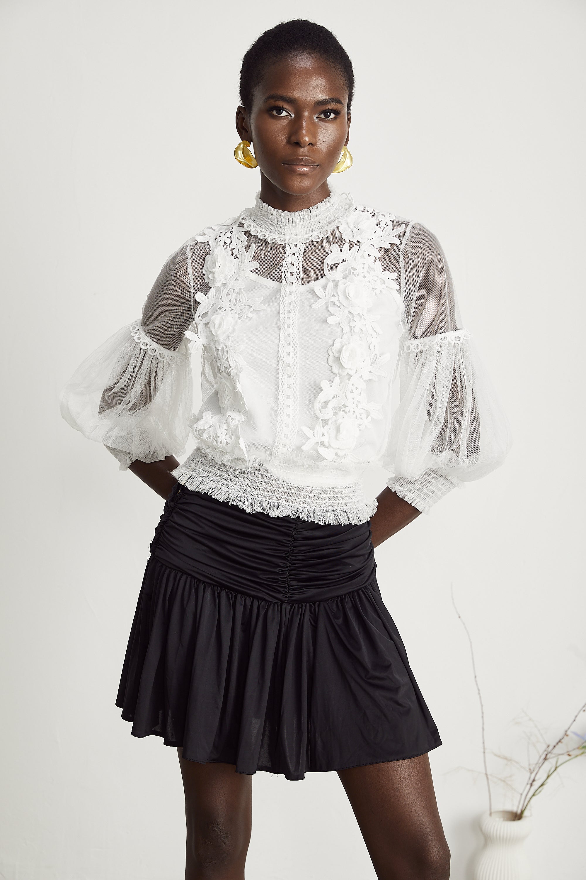 بلوزة آيزا شبه شفافة مزينة بالزهور