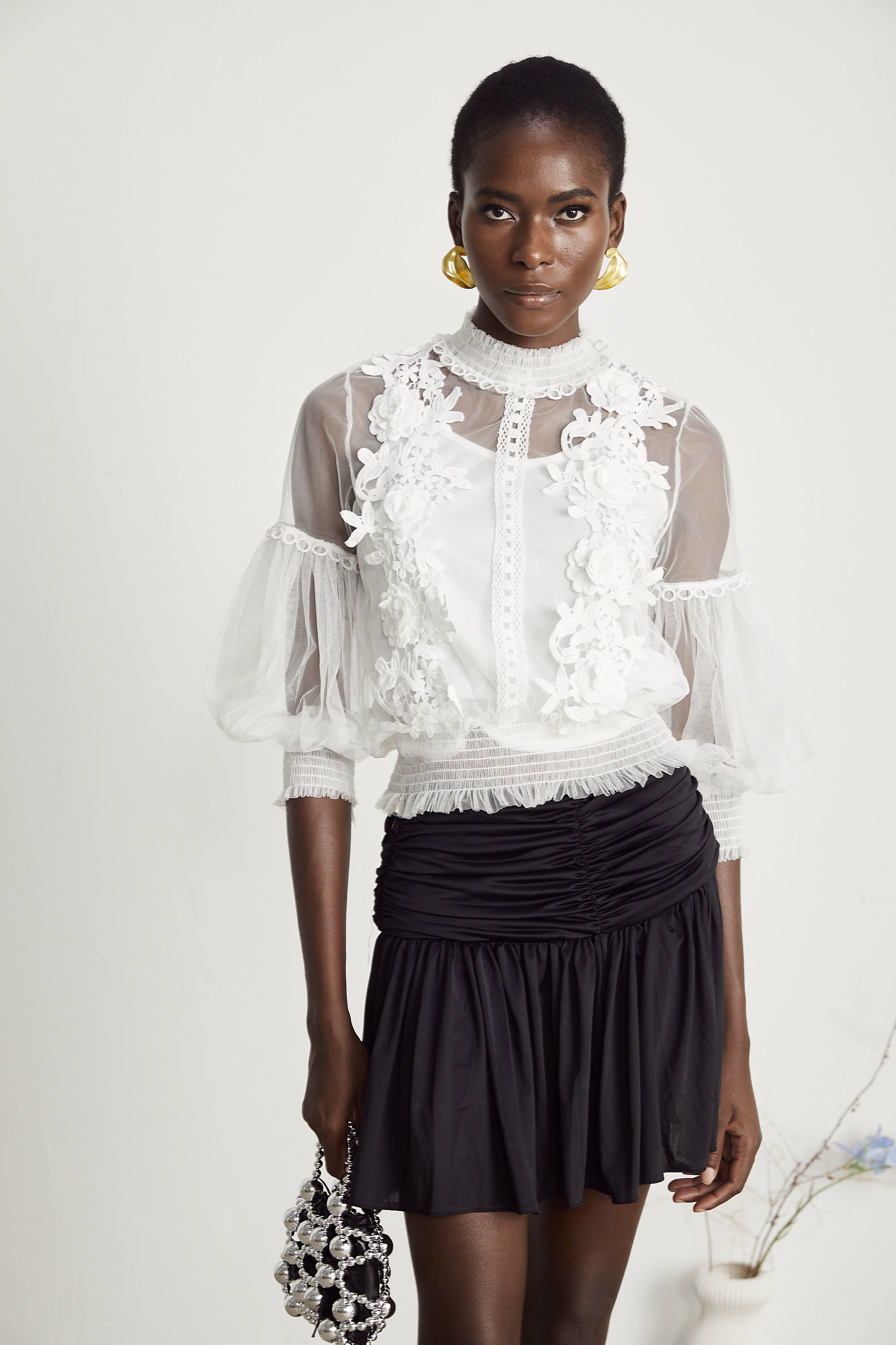 بلوزة آيزا شبه شفافة مزينة بالزهور