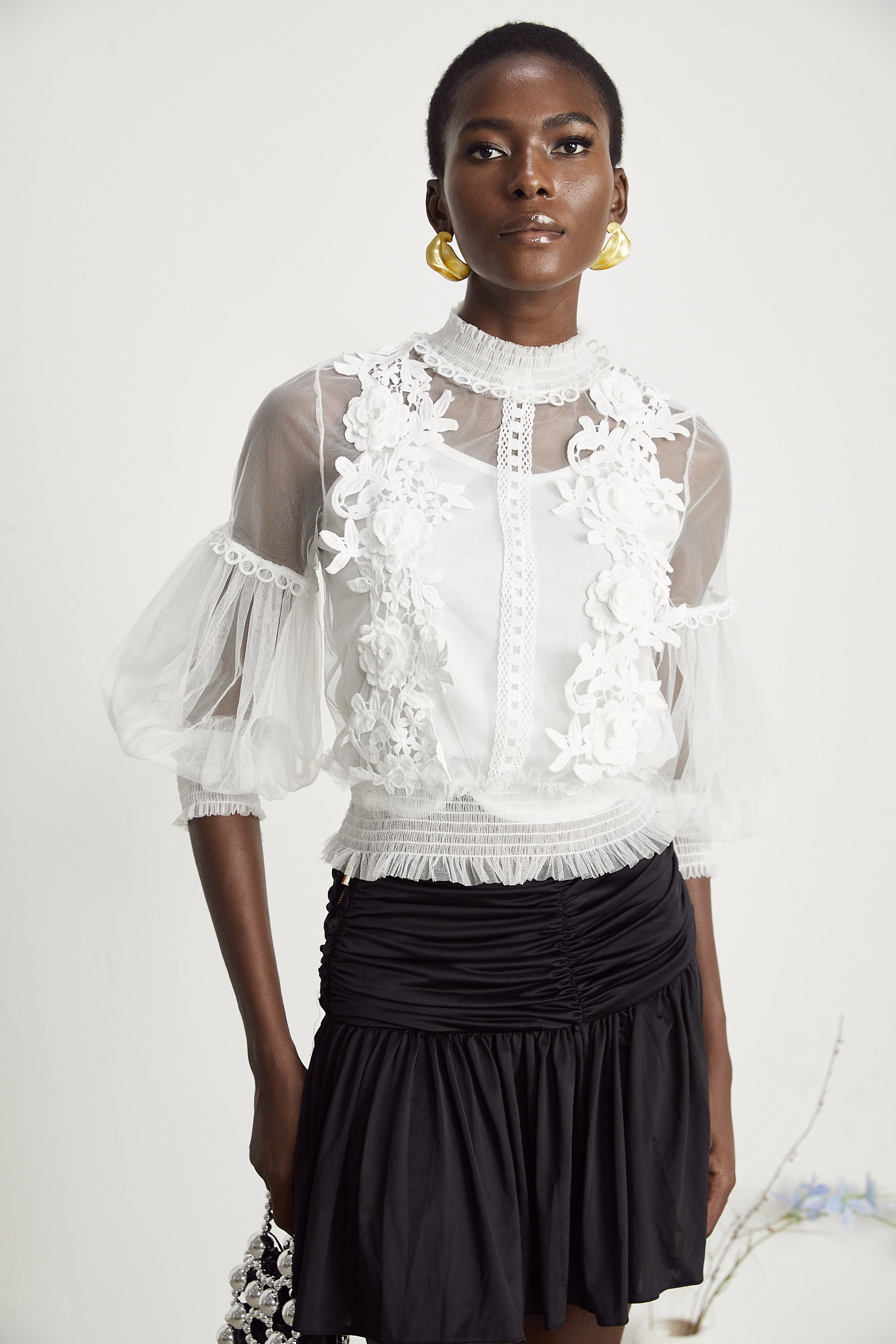 بلوزة آيزا شبه شفافة مزينة بالزهور