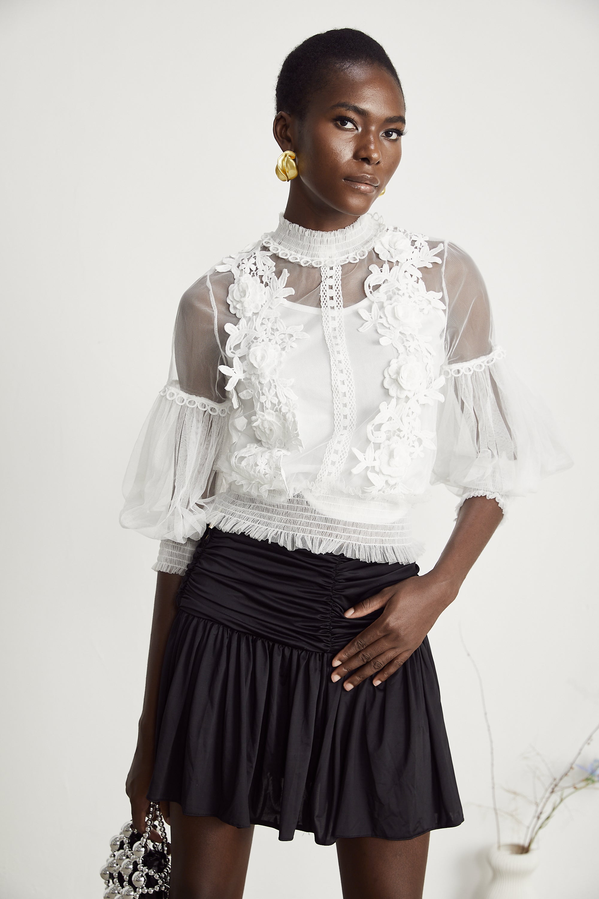 بلوزة آيزا شبه شفافة مزينة بالزهور