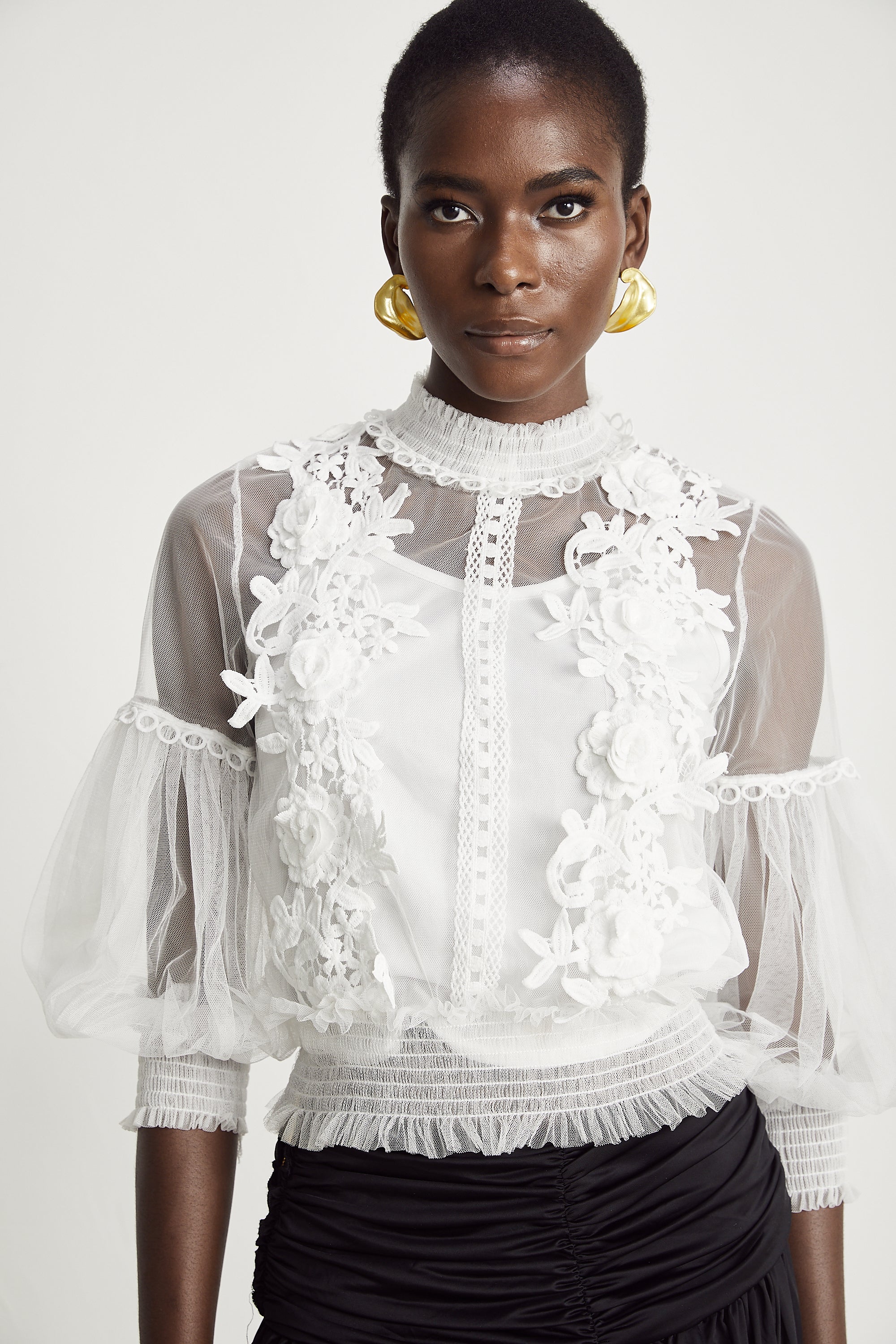 بلوزة آيزا شبه شفافة مزينة بالزهور