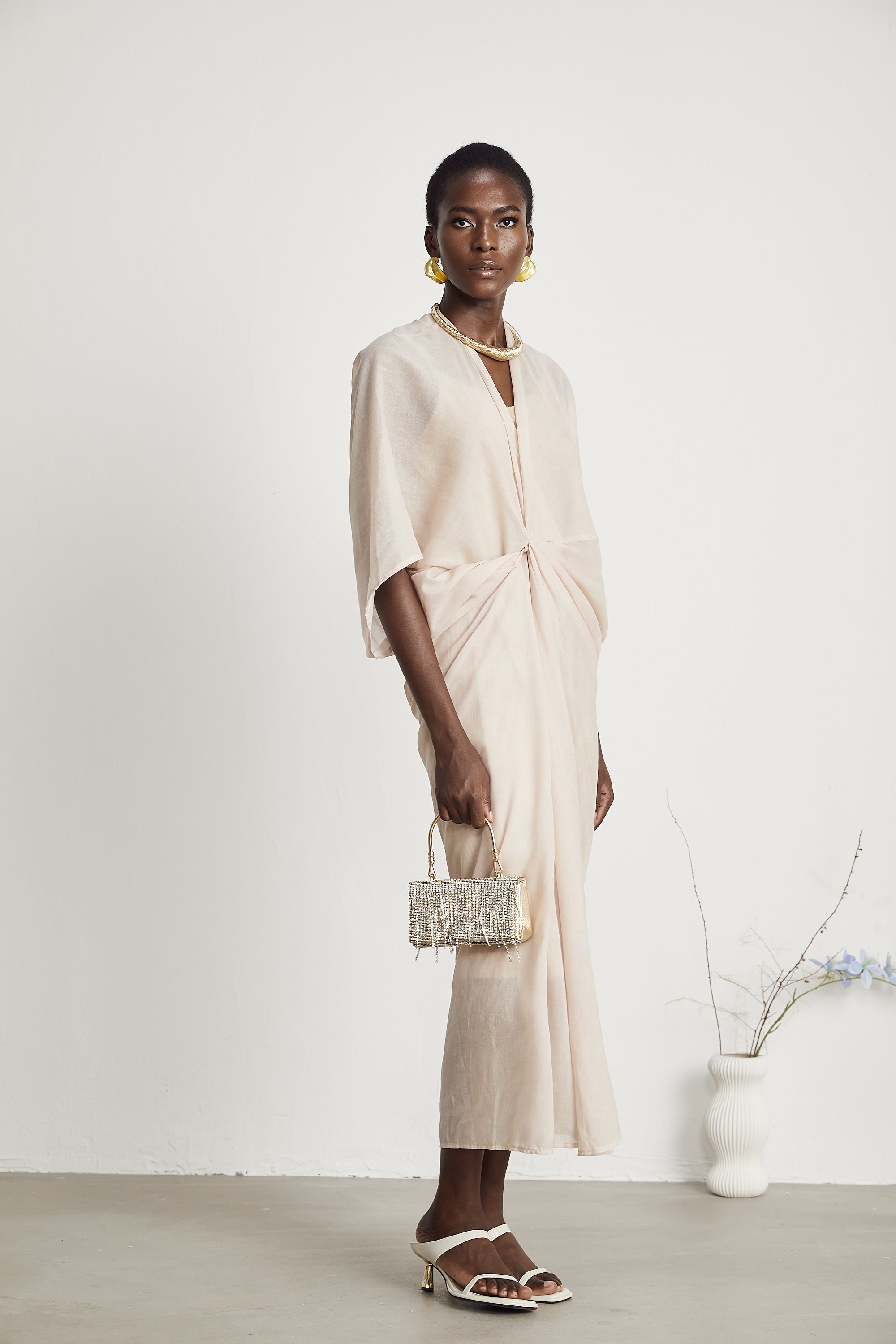 Halbtransparentes Midikleid mit V-Ausschnitt von Solène