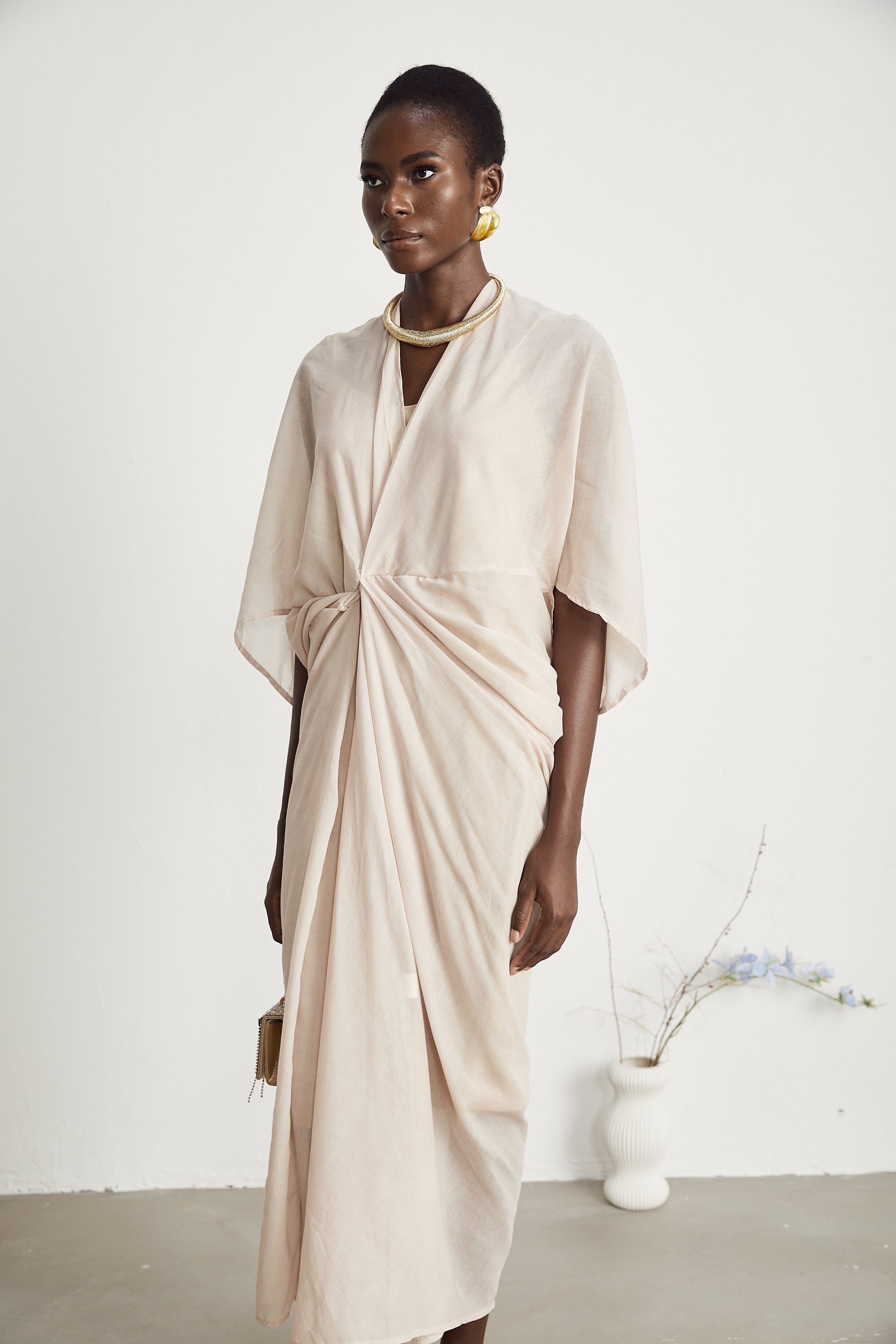 Halbtransparentes Midikleid mit V-Ausschnitt von Solène