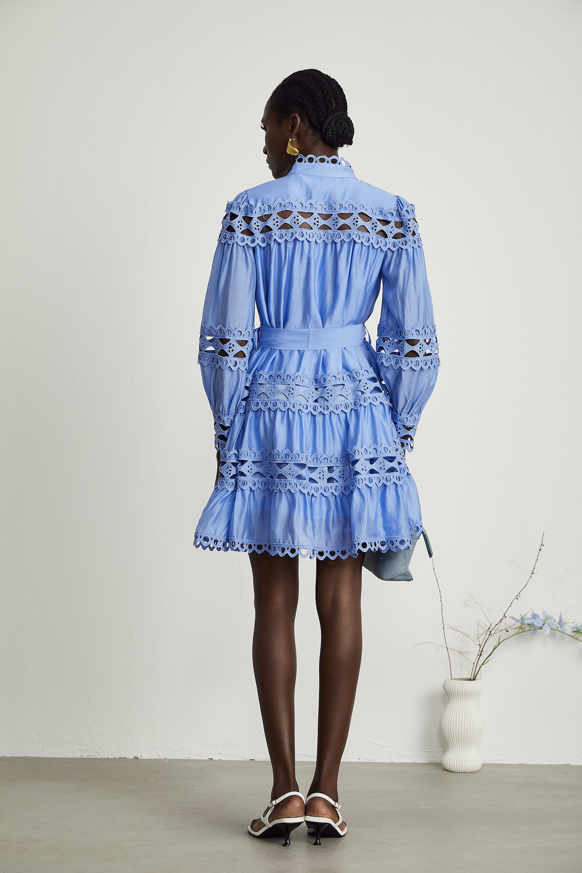 Nova blaues Minikleid mit Cut-outs und Gürtel