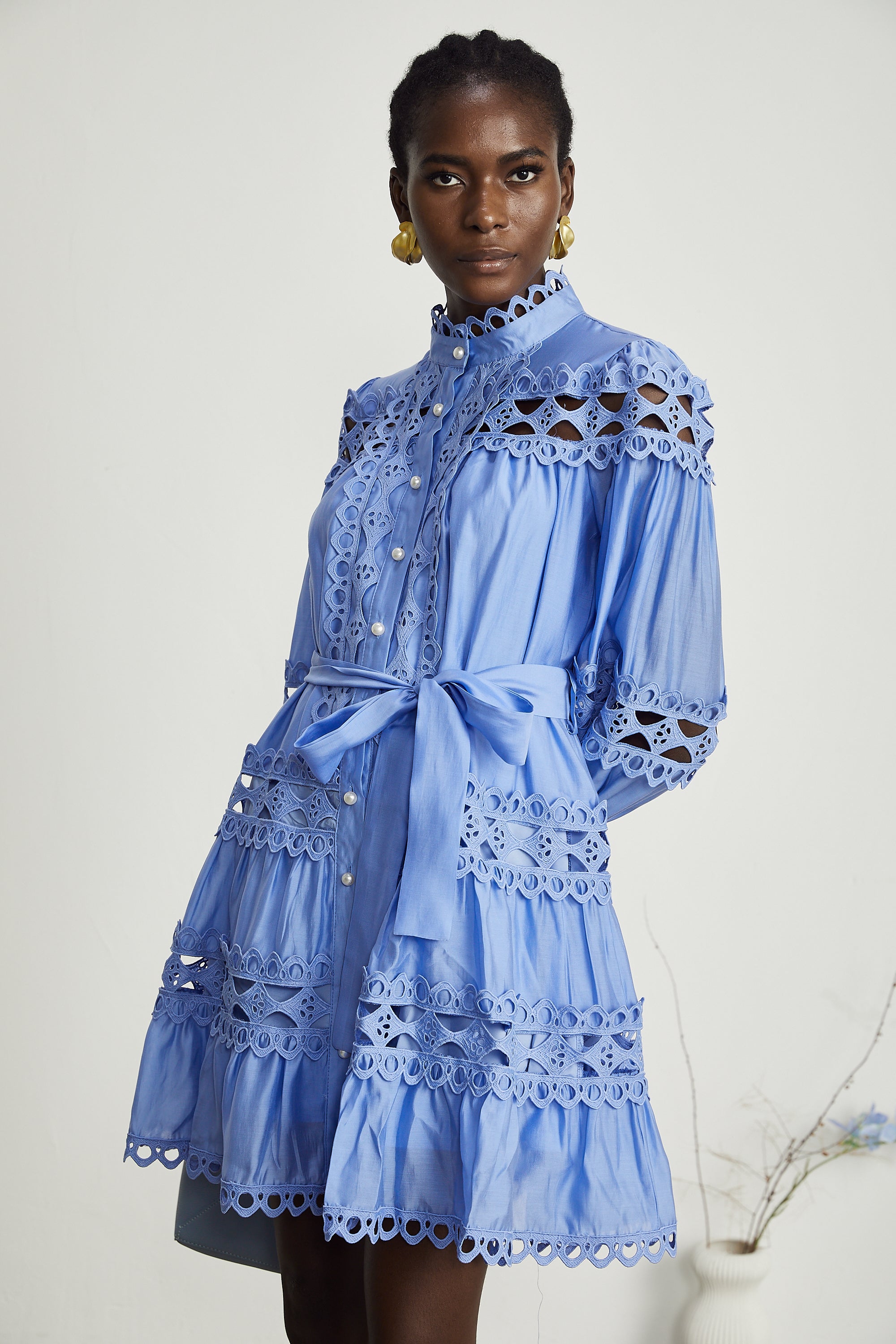 Nova blaues Minikleid mit Cut-outs und Gürtel