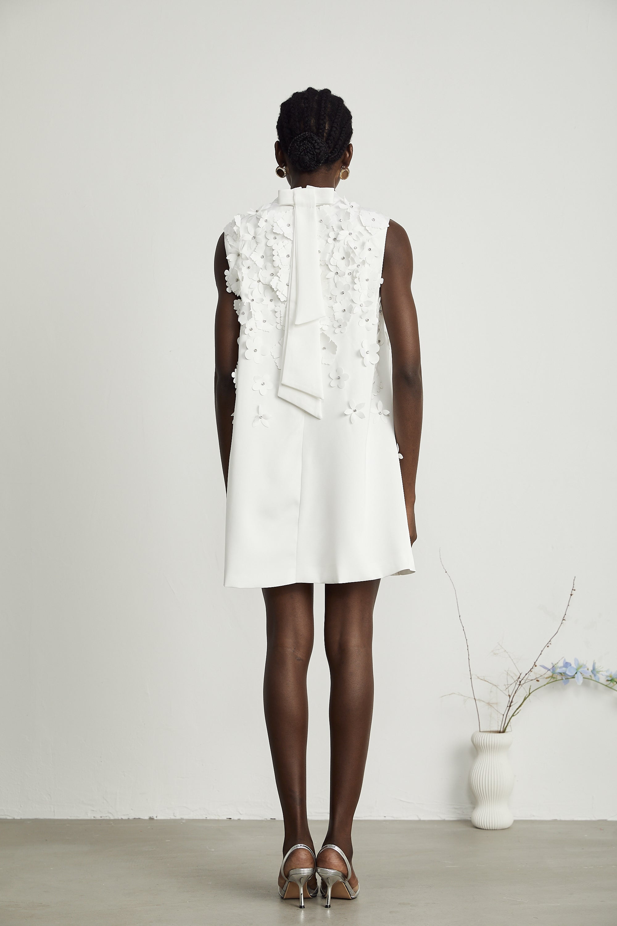 فستان جينيفيف القصير المزين بالزهور الصناعية