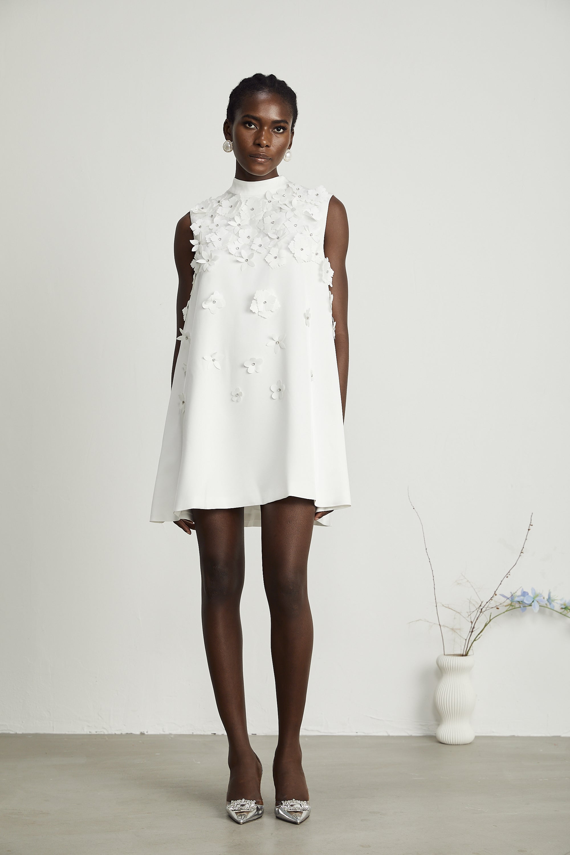 فستان جينيفيف القصير المزين بالزهور الصناعية