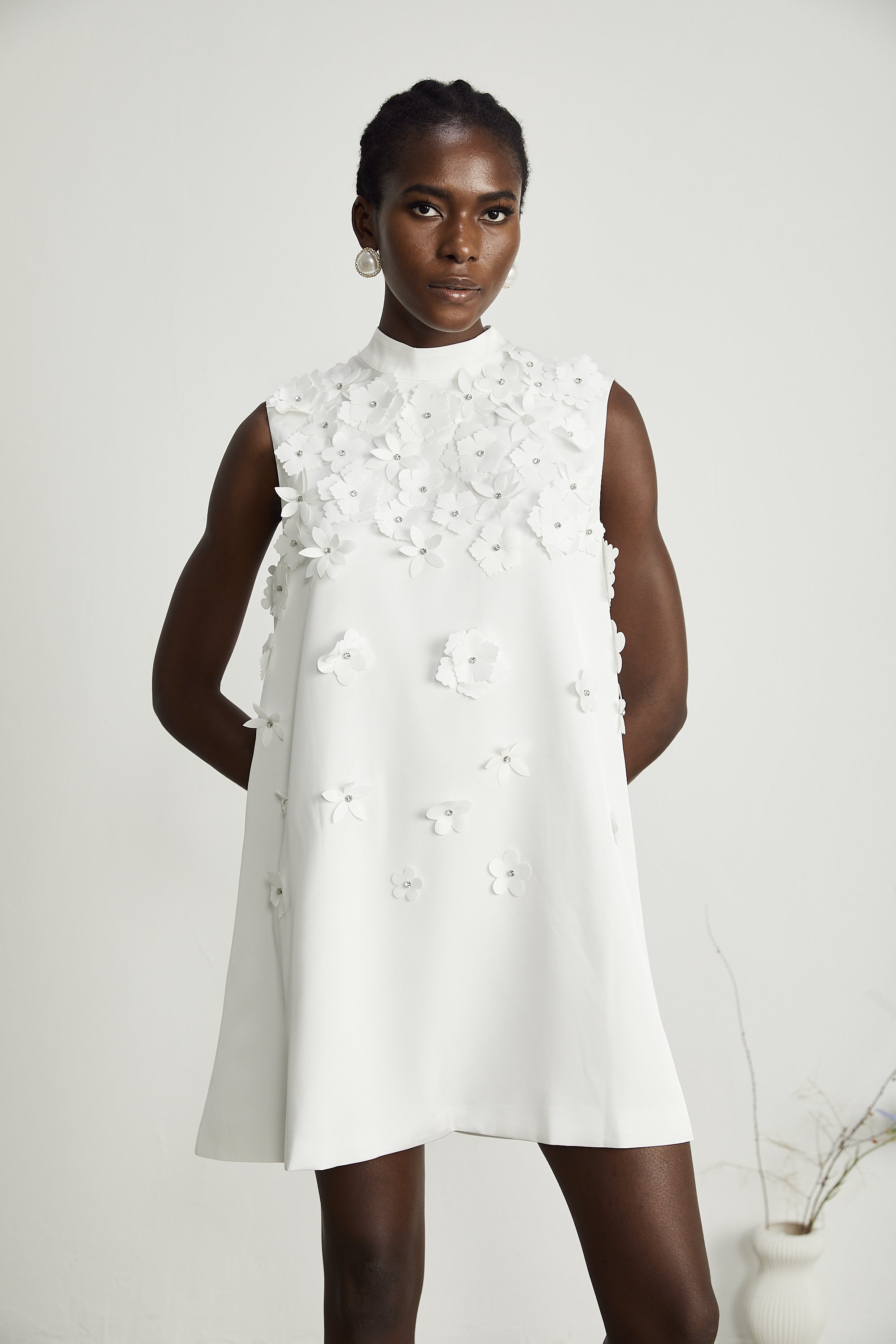 فستان جينيفيف القصير المزين بالزهور الصناعية