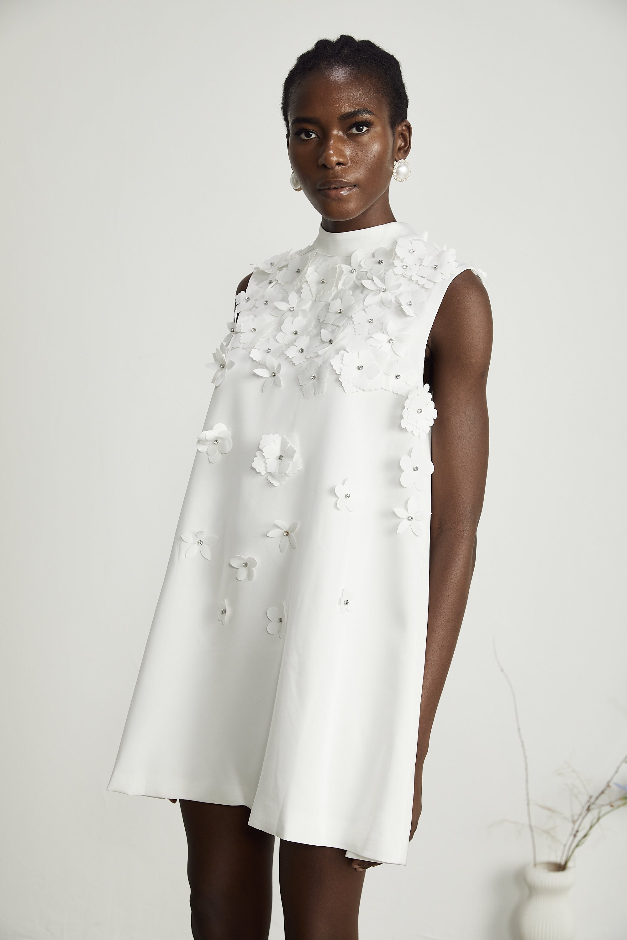 فستان جينيفيف القصير المزين بالزهور الصناعية