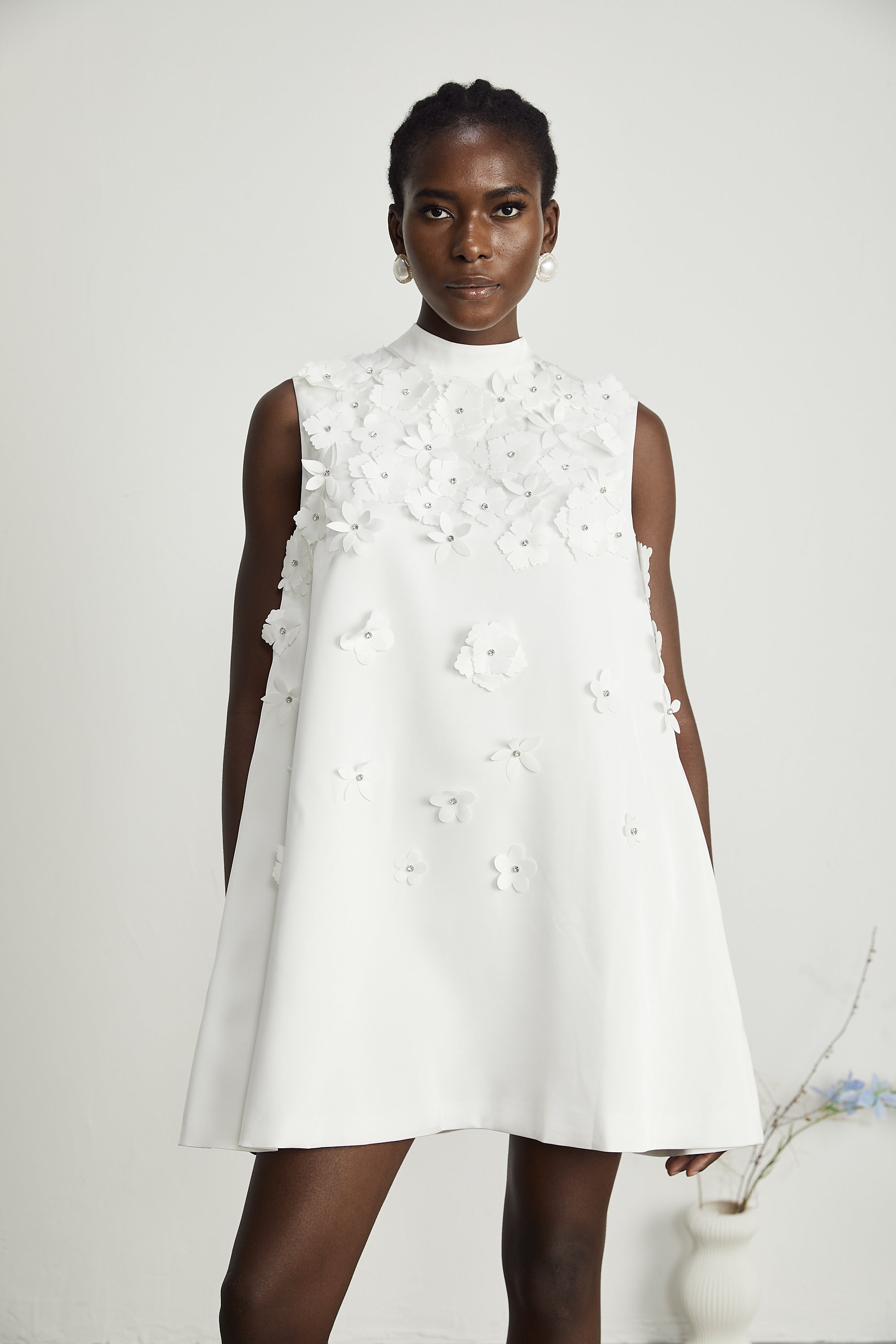 فستان جينيفيف القصير المزين بالزهور الصناعية