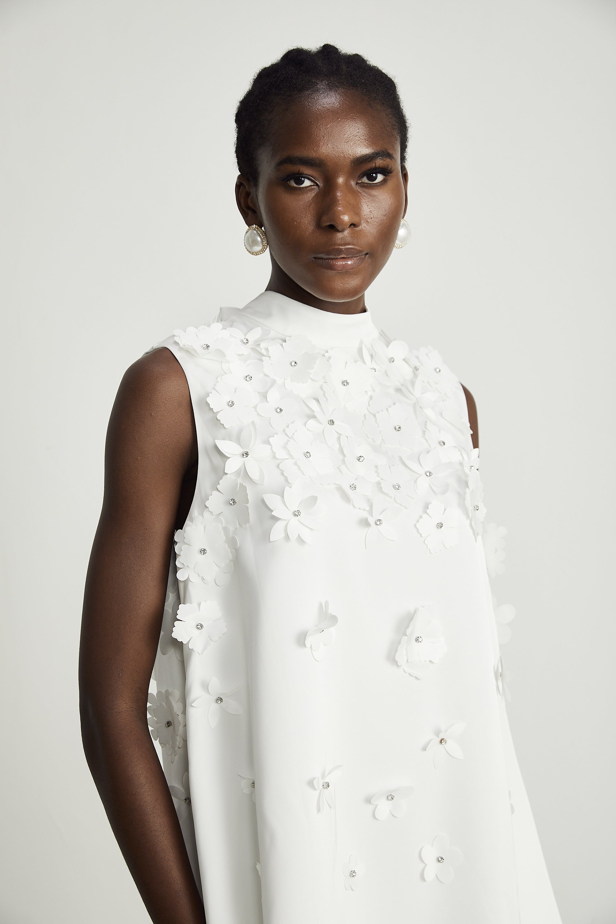 فستان جينيفيف القصير المزين بالزهور الصناعية