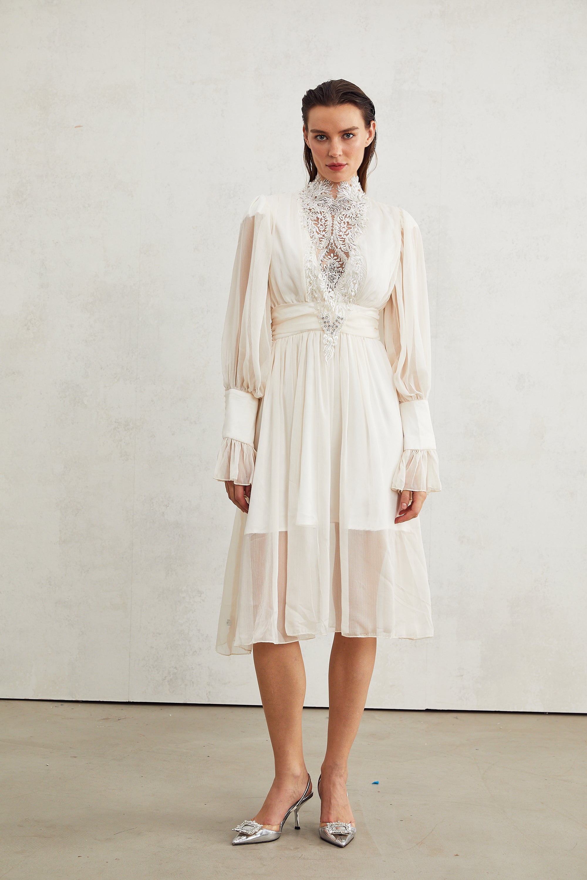 فستان ميراج مزين بتفاصيل الدانتيل