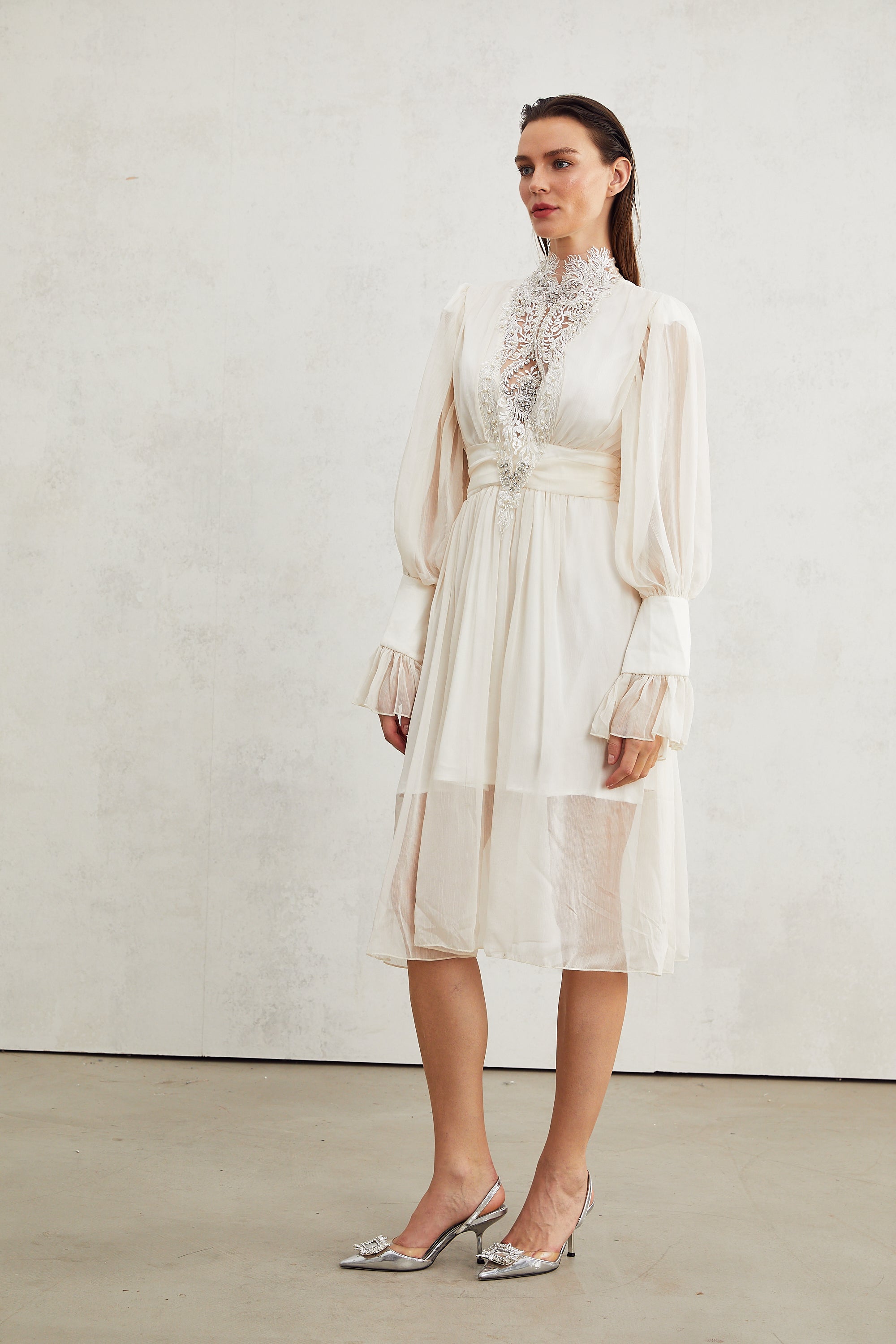 فستان ميراج مزين بتفاصيل الدانتيل