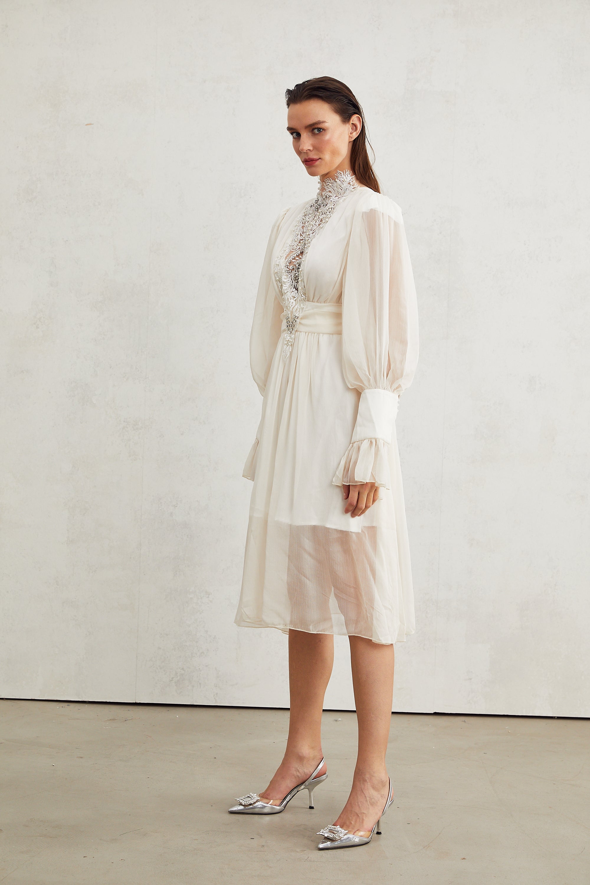 فستان ميراج مزين بتفاصيل الدانتيل