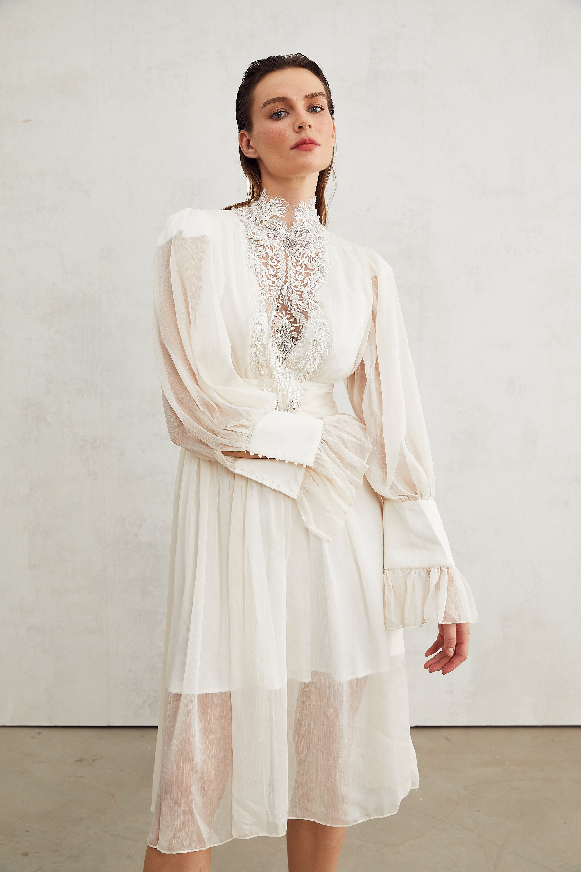 فستان ميراج مزين بتفاصيل الدانتيل